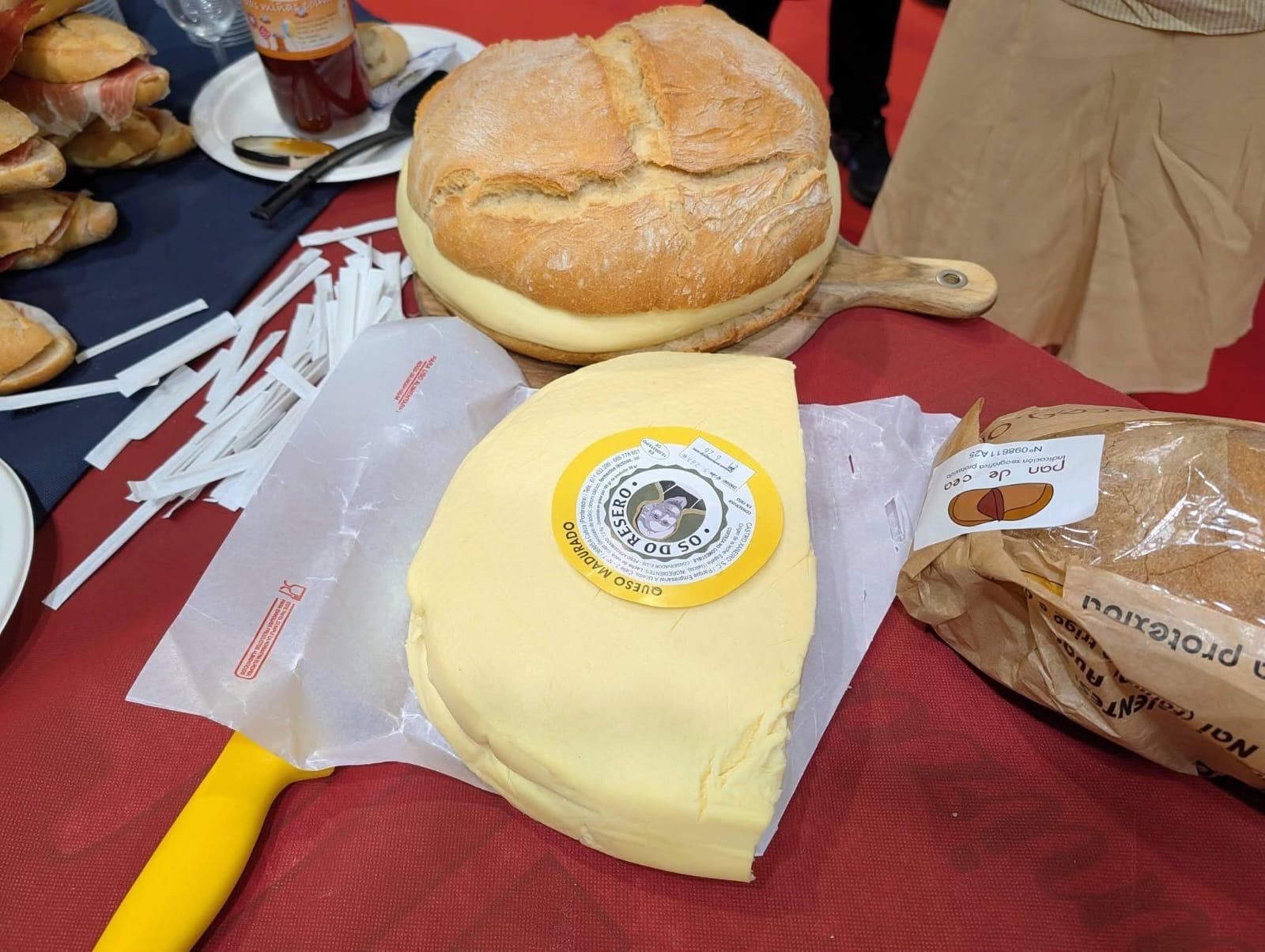 A Feira do Xamón da Caniza promociona a súa 60ª edición en FESTUR, o maior escaparate do turismo festivo de Galicia