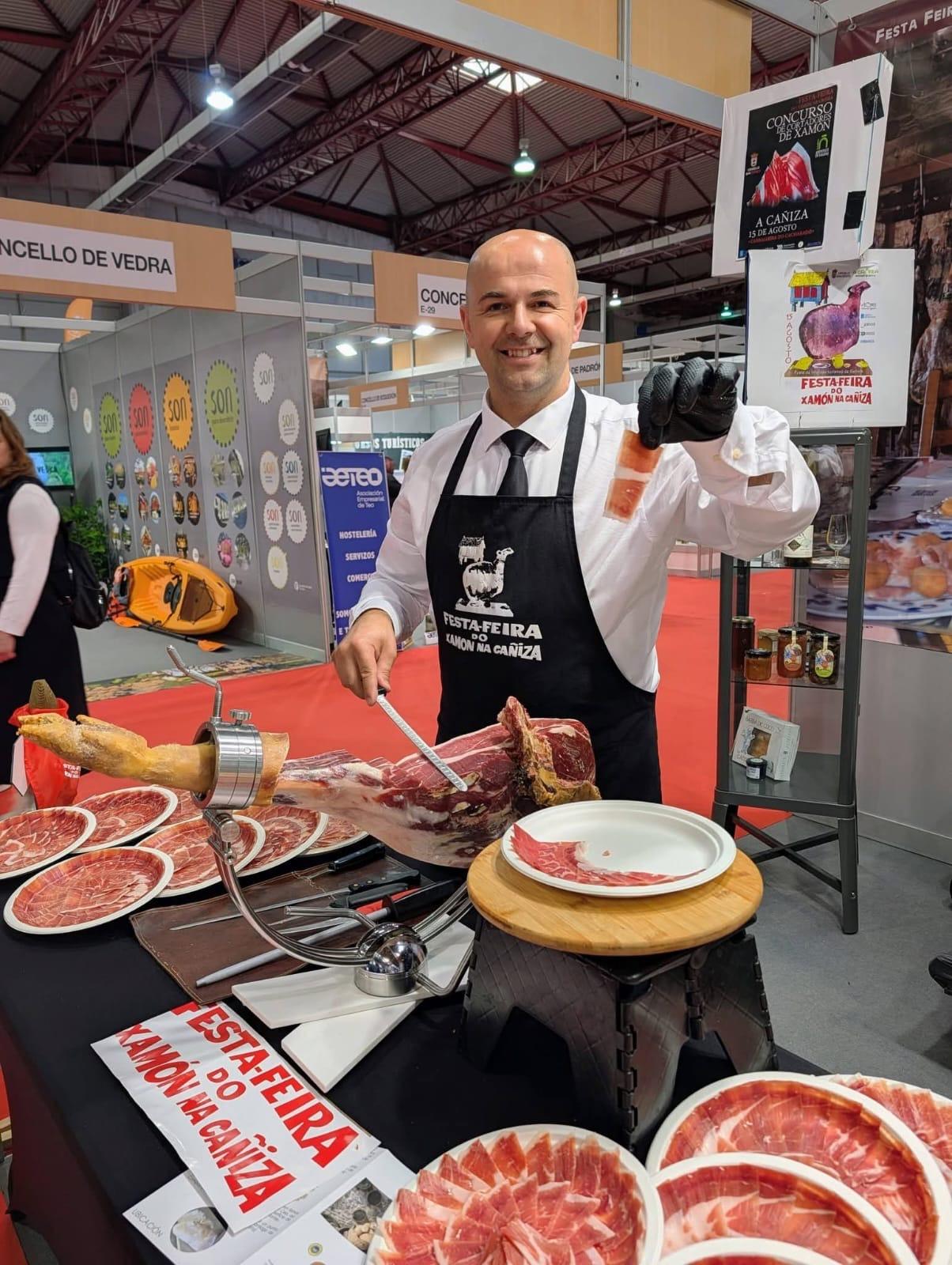 A Feira do Xamón da Caniza promociona a súa 60ª edición en FESTUR, o maior escaparate do turismo festivo de Galicia