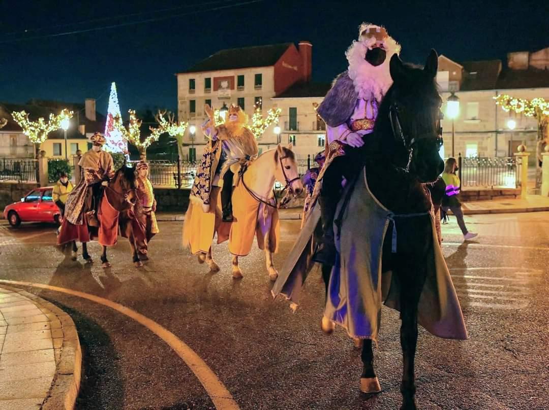 Momento da Cabalgata dos Reis Magos polas rúas da Cañiza