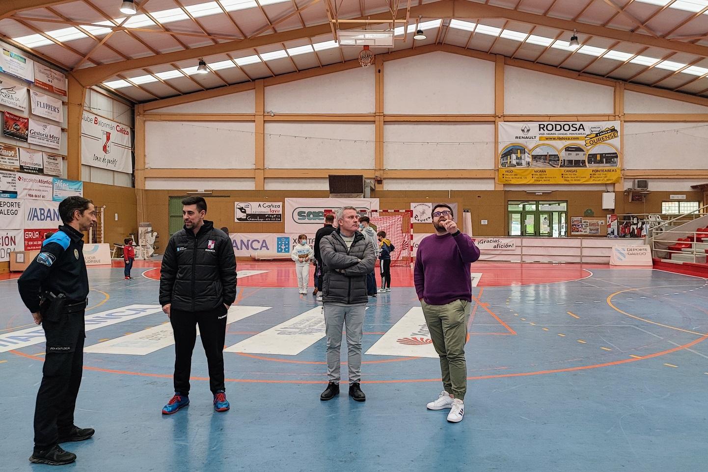 Visita del Alcalde y entrenadores del Club de Balonmano Cañiza a las instalaciones
