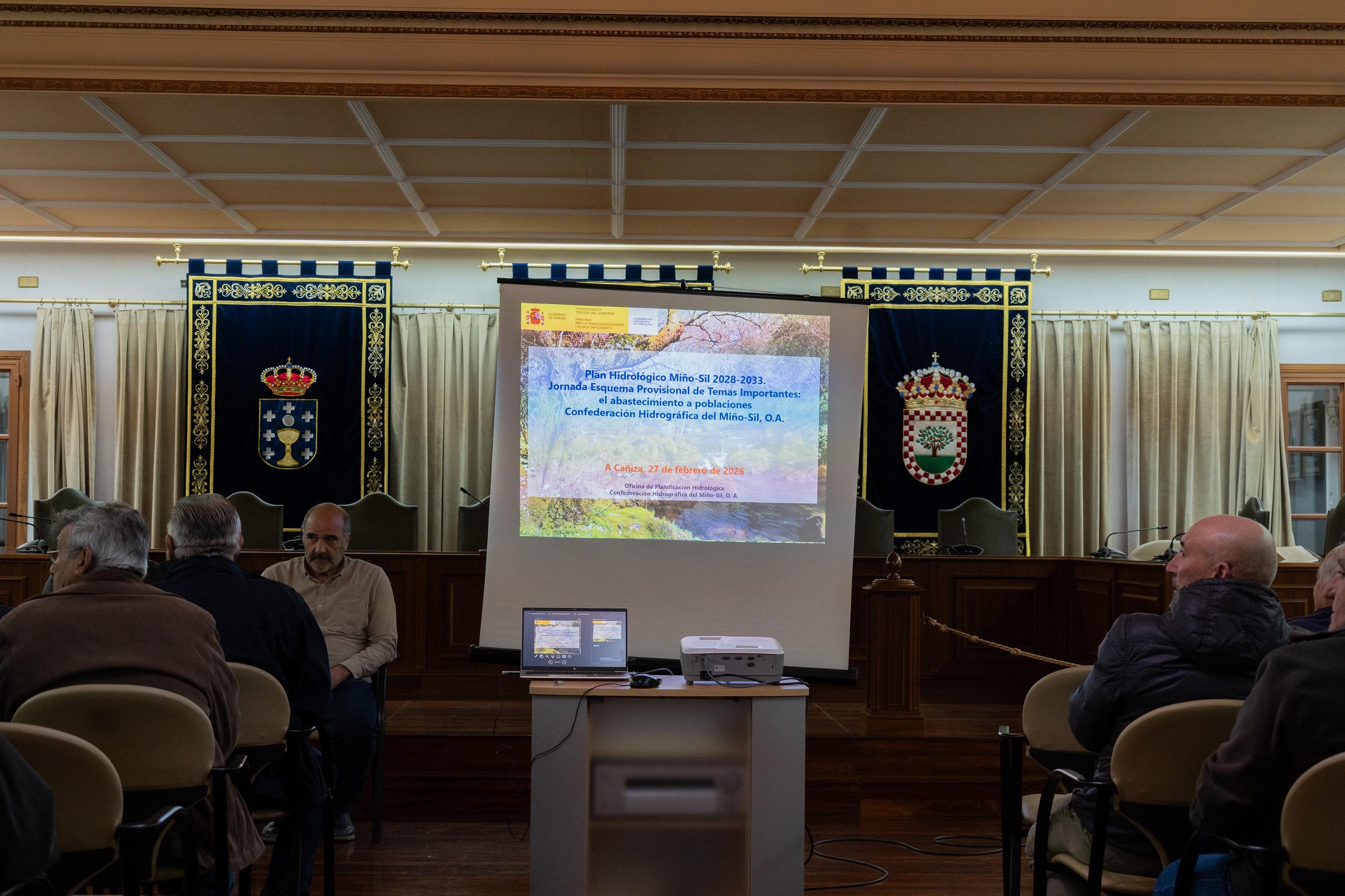 O Salón de Plenos acolleu unha charla informativa sobre o Plan Hidrolóxico Miño-Sil 2028-2033 dirixida ás comunidades de traídas de auga.