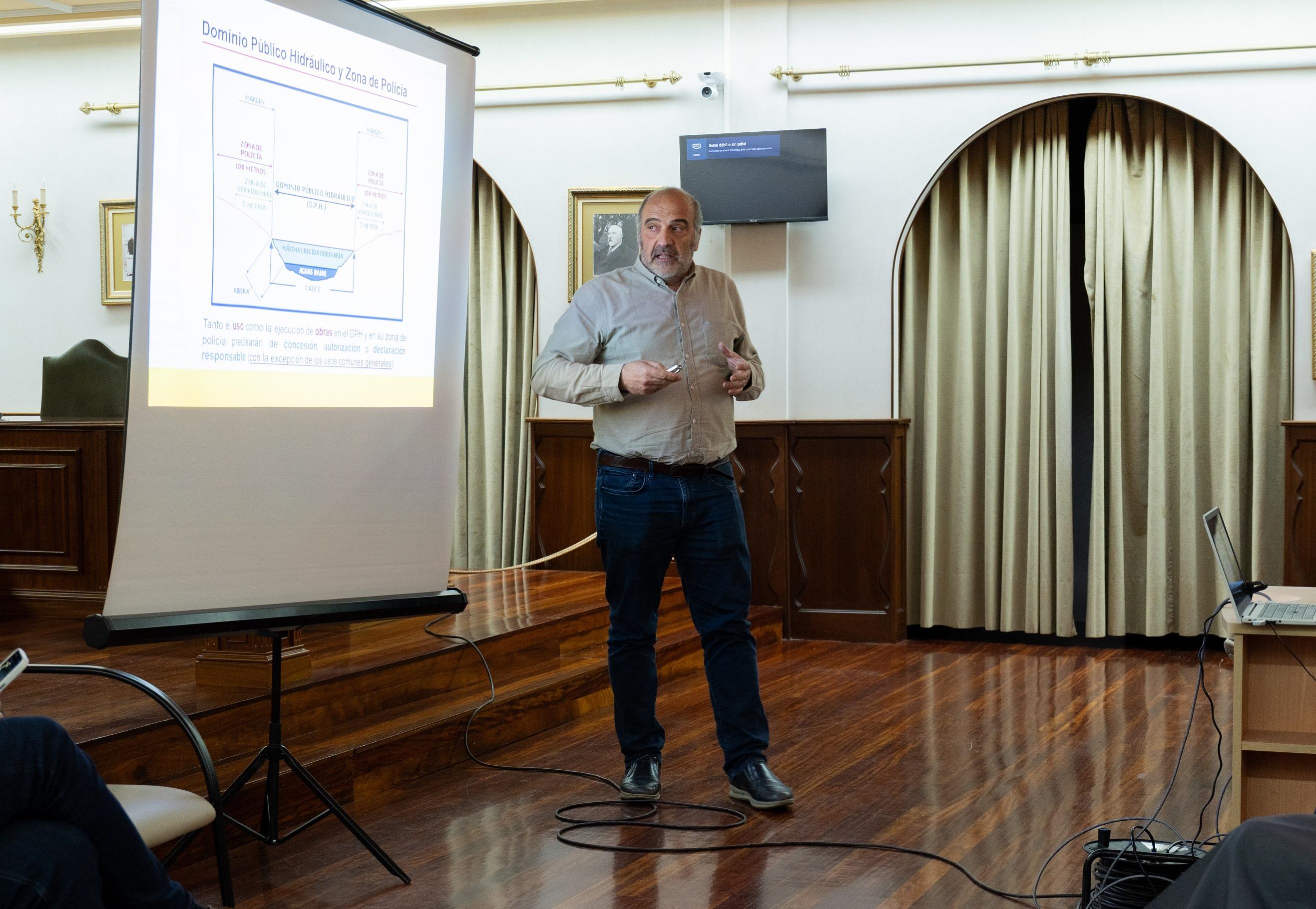 O Salón de Plenos acolleu unha charla informativa sobre o Plan Hidrolóxico Miño-Sil 2028-2033 dirixida ás comunidades de traídas de auga.