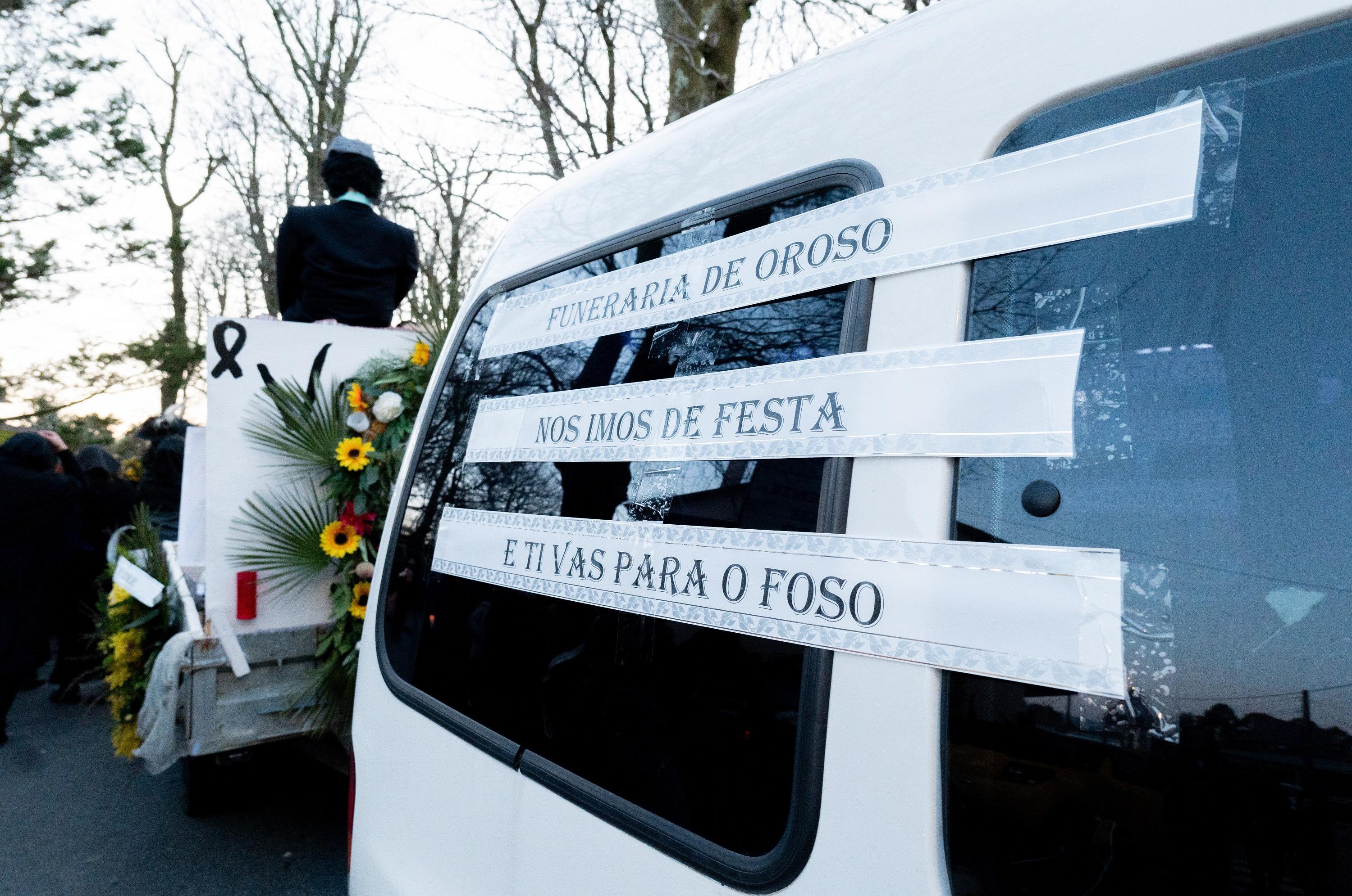 A Cañiza enterrou esta fin de semana “O Rexoubón”, poñendo o broche final ao Entroido