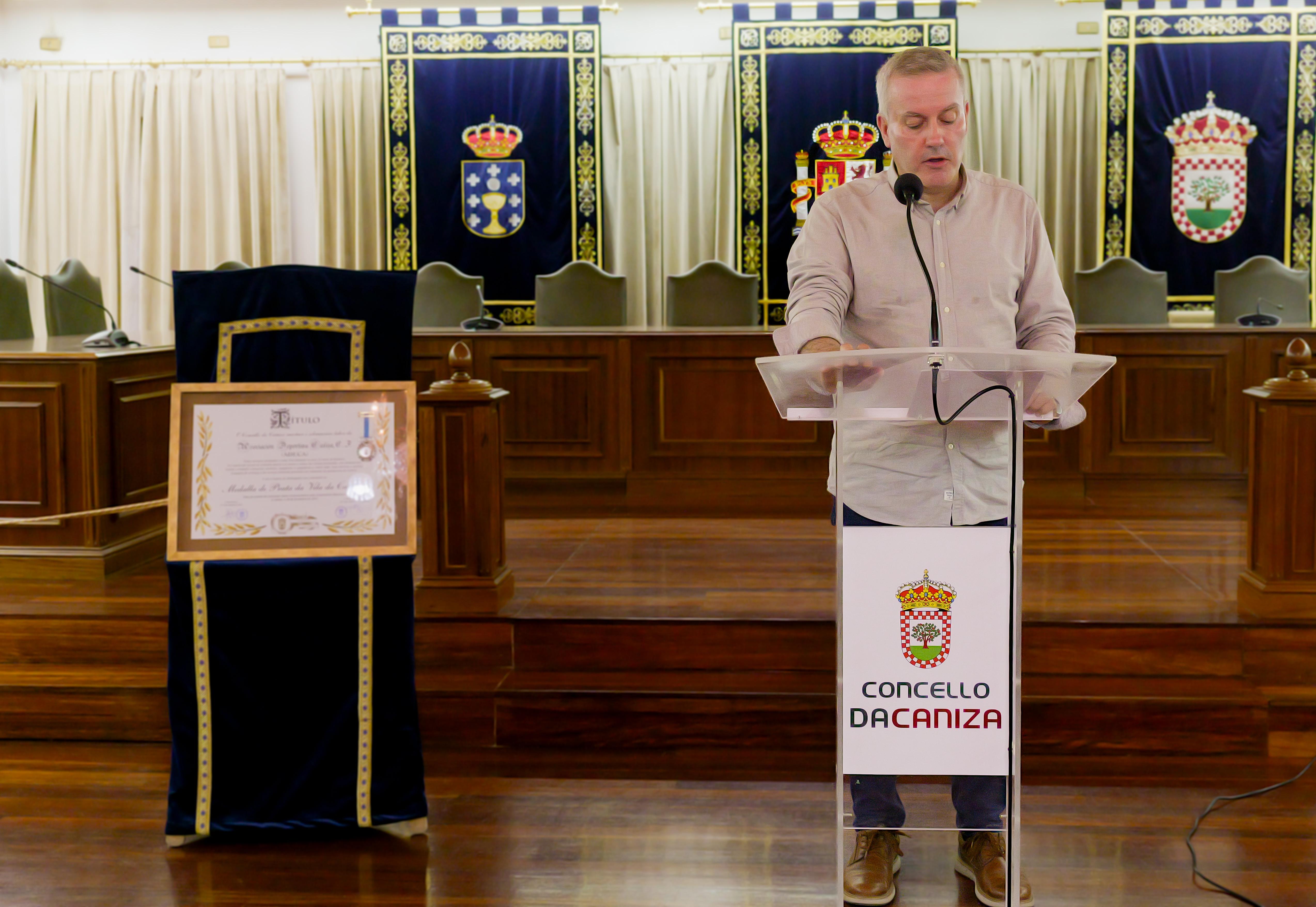 O Concello entrega a Medalla de Prata da Vila á Asociación Deportiva Cañiza  