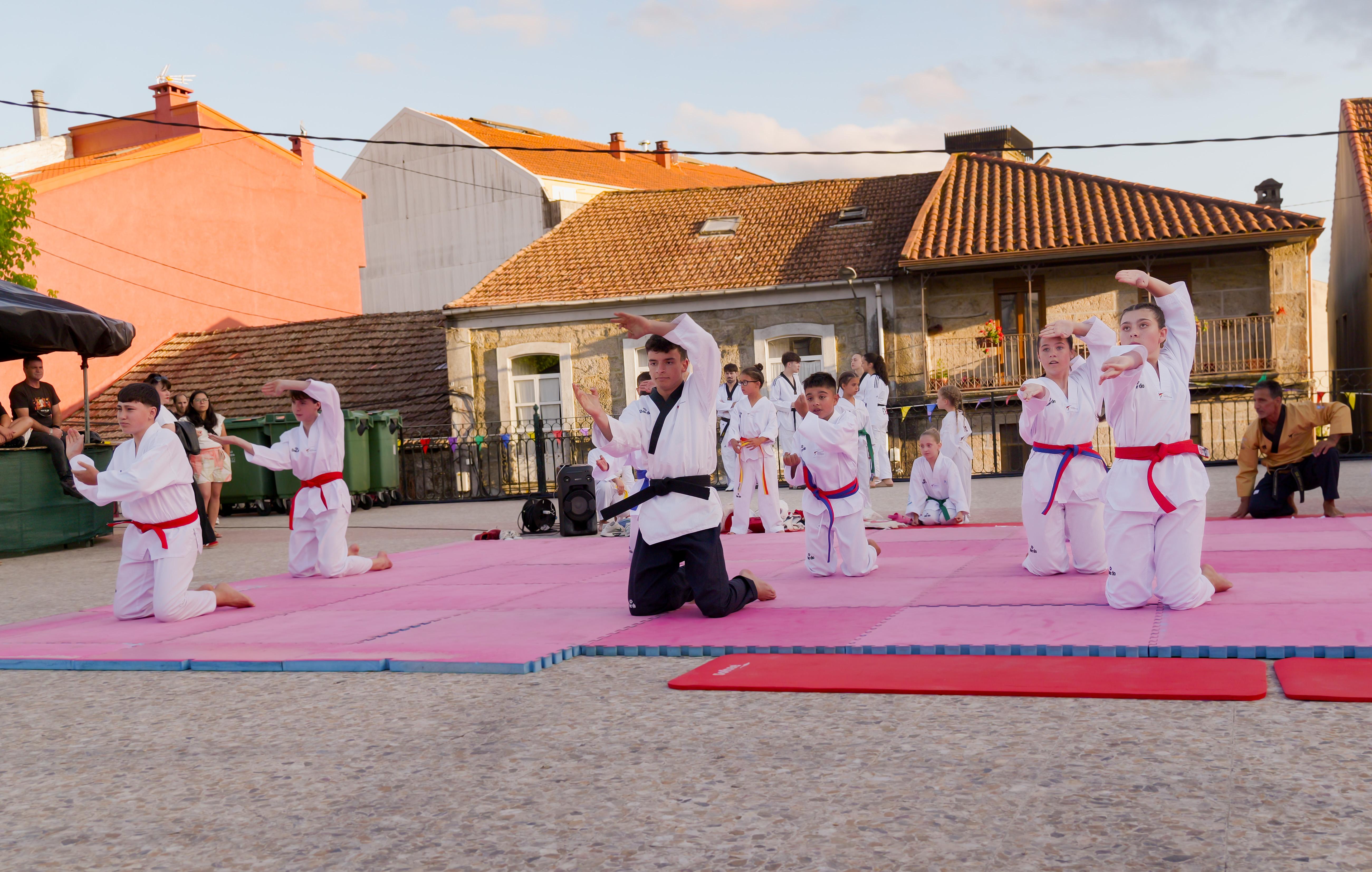As Clases Municipais de Taekwondo pechan a tempada cunha exhibición na Praza Maior