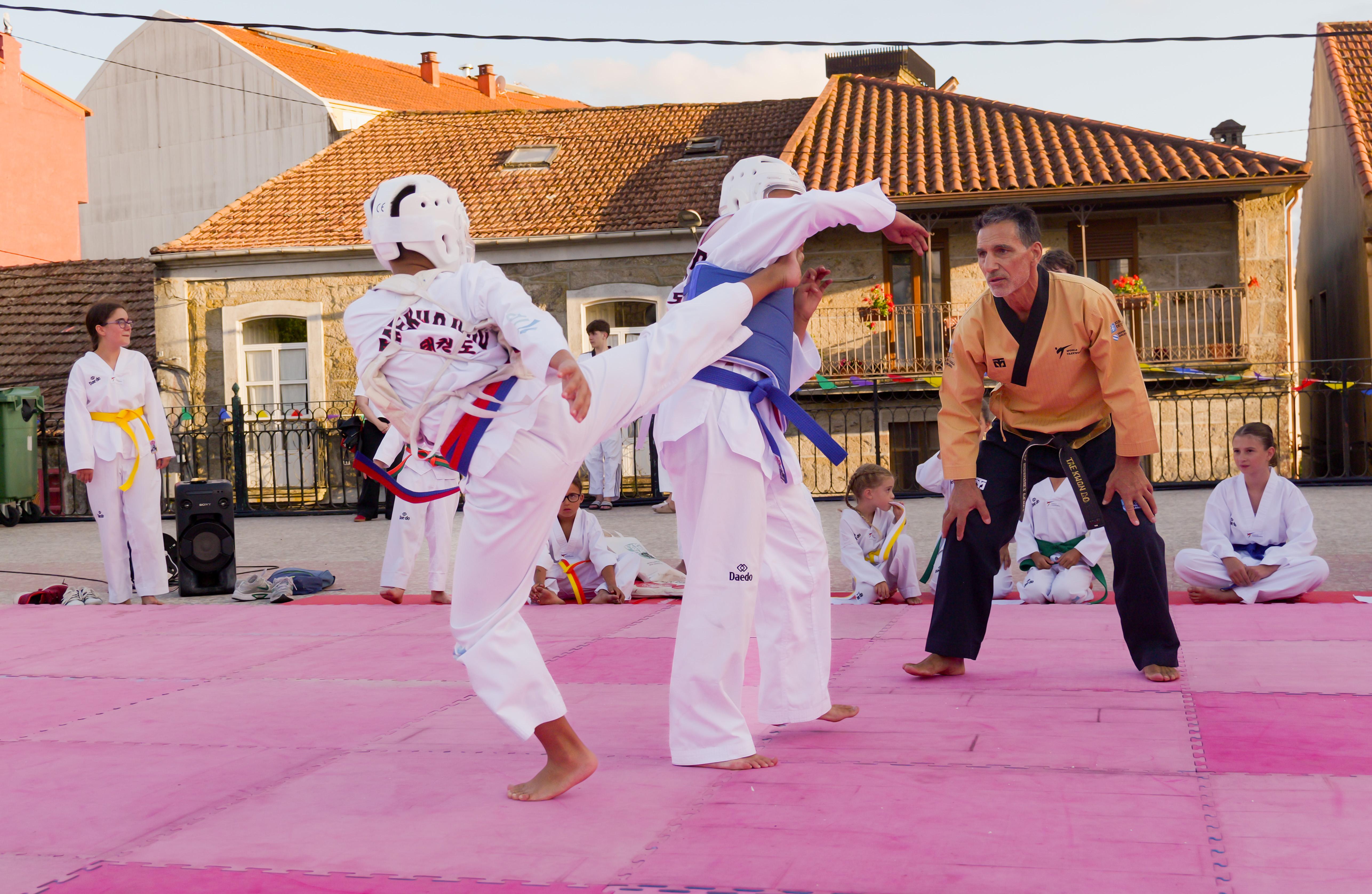 As Clases Municipais de Taekwondo pechan a tempada cunha exhibición na Praza Maior