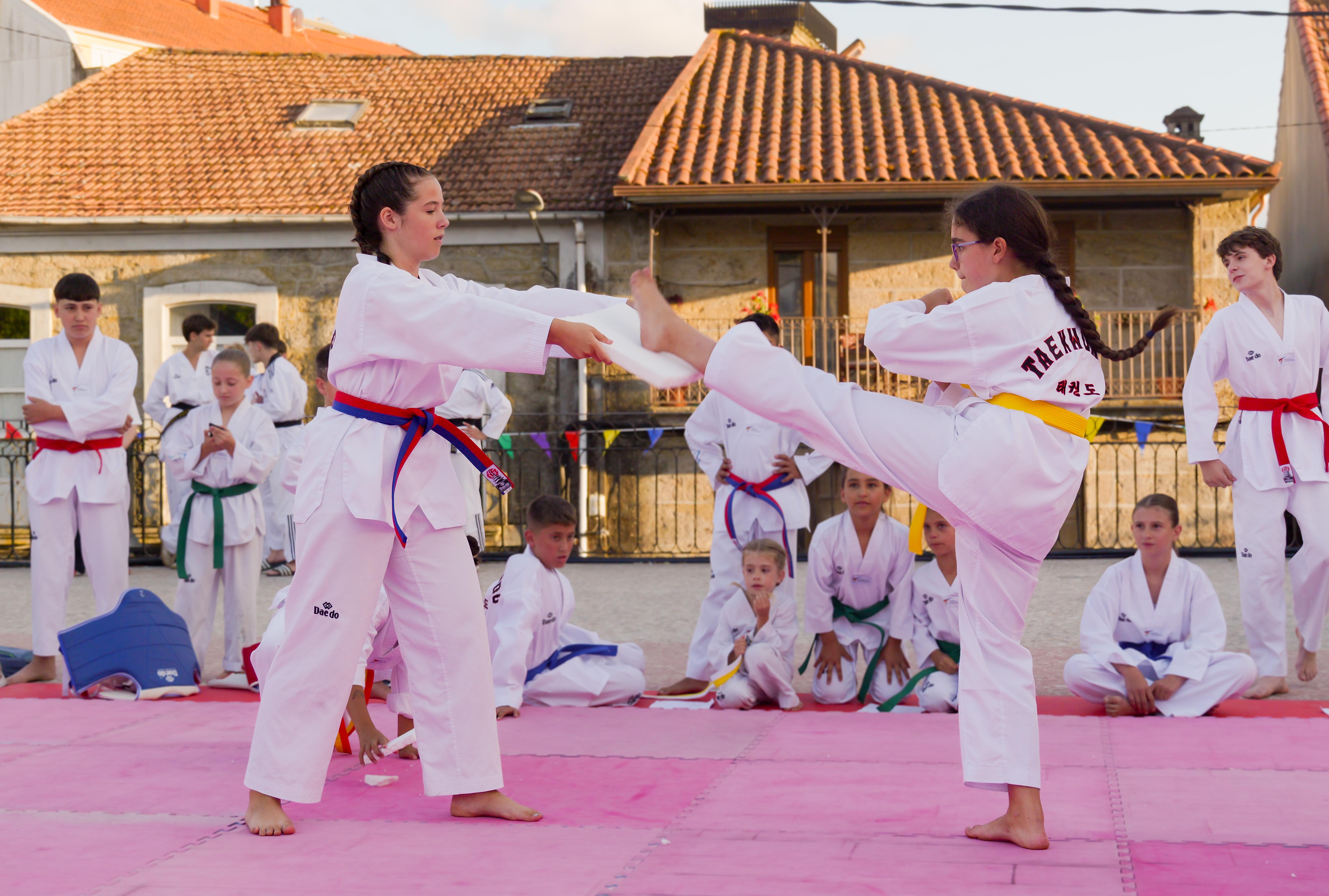 As Clases Municipais de Taekwondo pechan a tempada cunha exhibición na Praza Maior