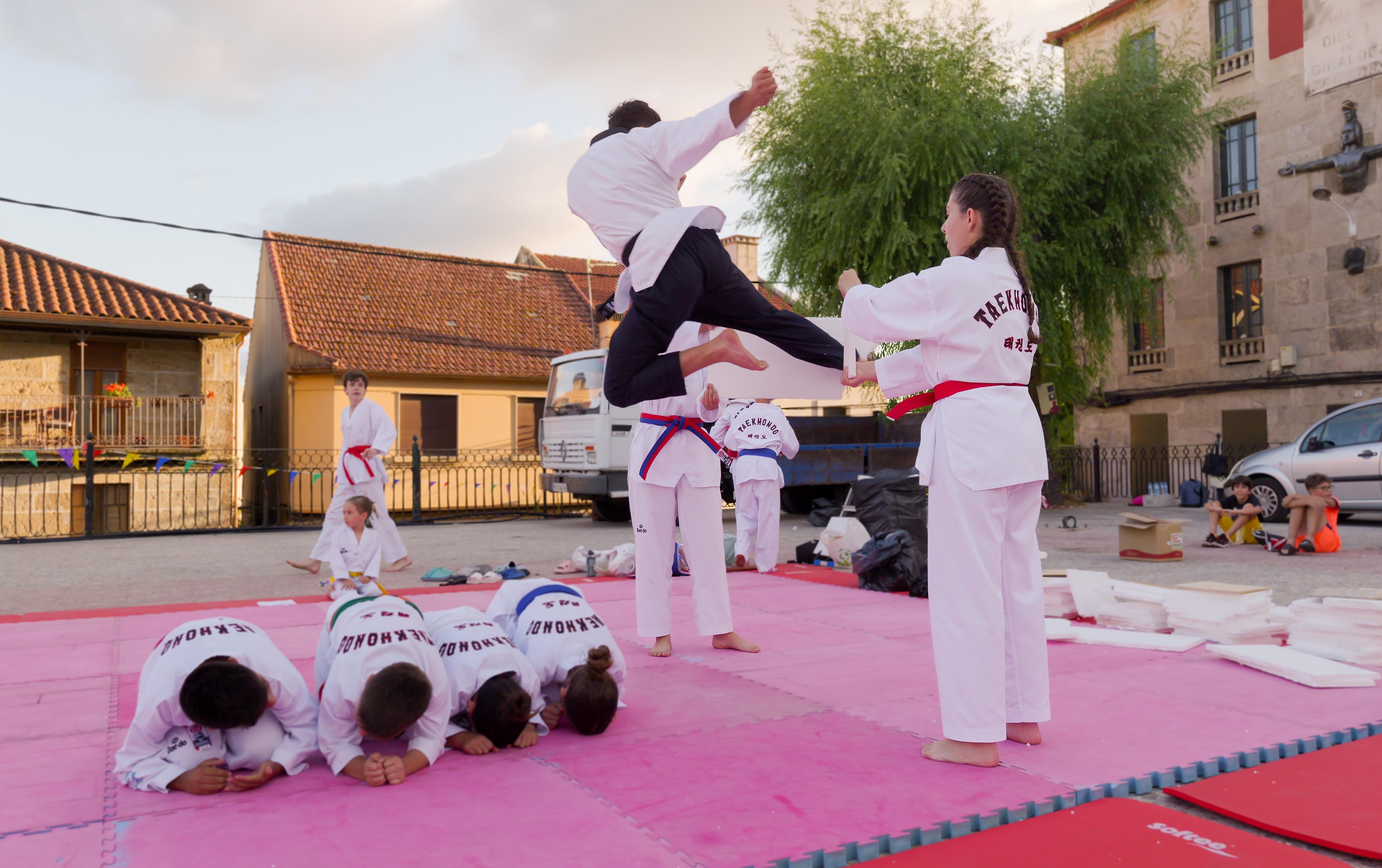 As Clases Municipais de Taekwondo pechan a tempada cunha exhibición na Praza Maior