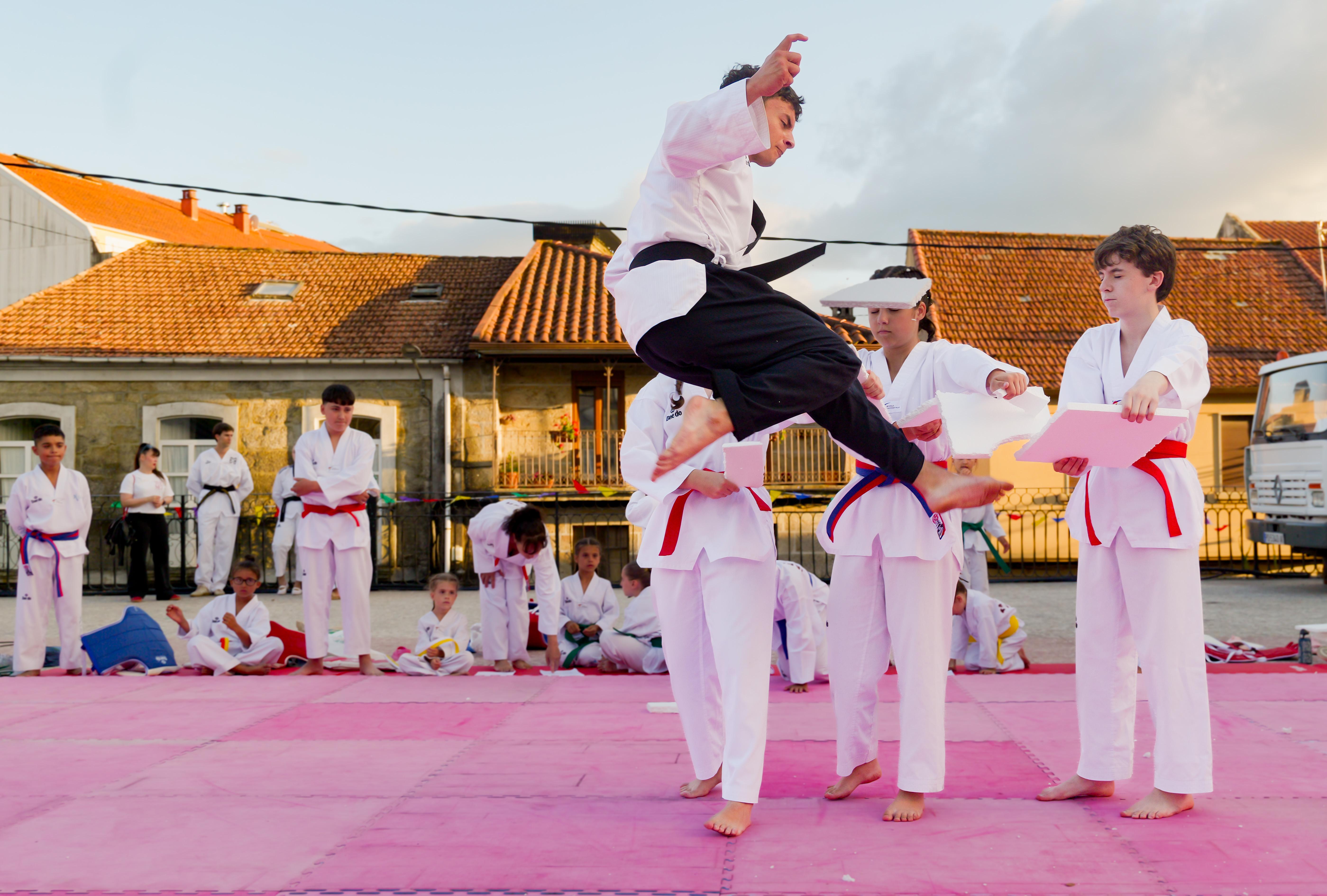 As Clases Municipais de Taekwondo pechan a tempada cunha exhibición na Praza Maior
