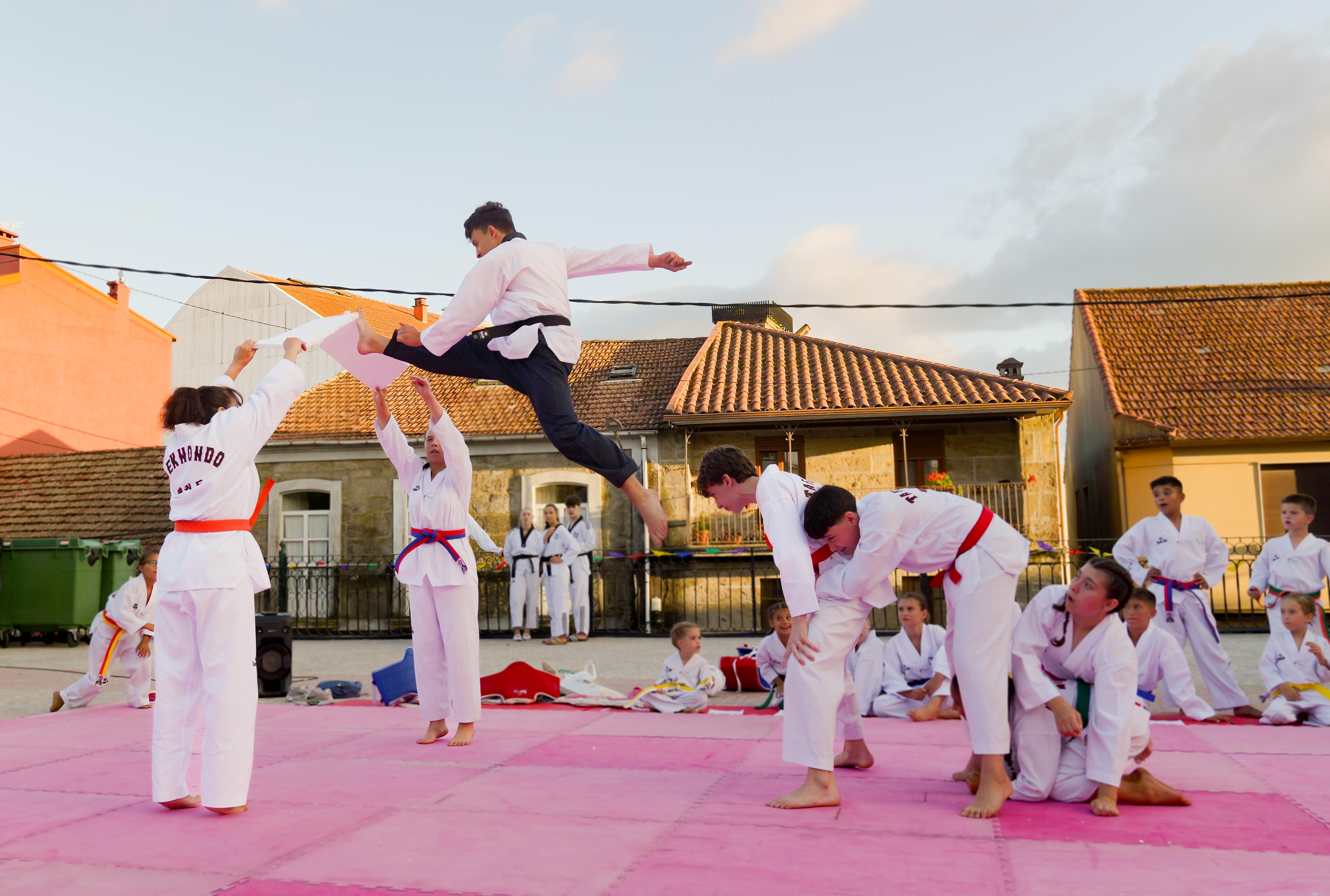 As Clases Municipais de Taekwondo pechan a tempada cunha exhibición na Praza Maior
