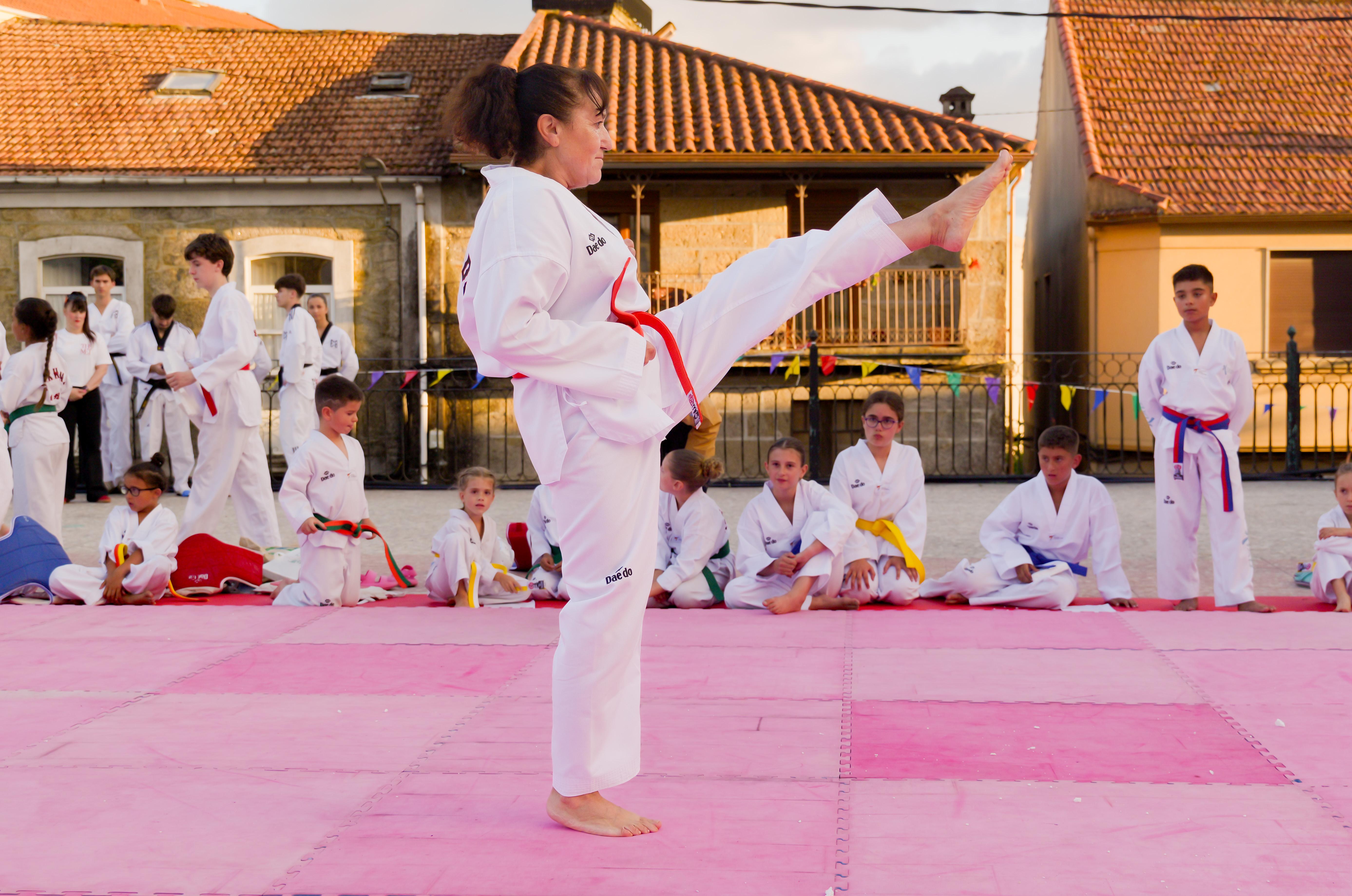 As Clases Municipais de Taekwondo pechan a tempada cunha exhibición na Praza Maior
