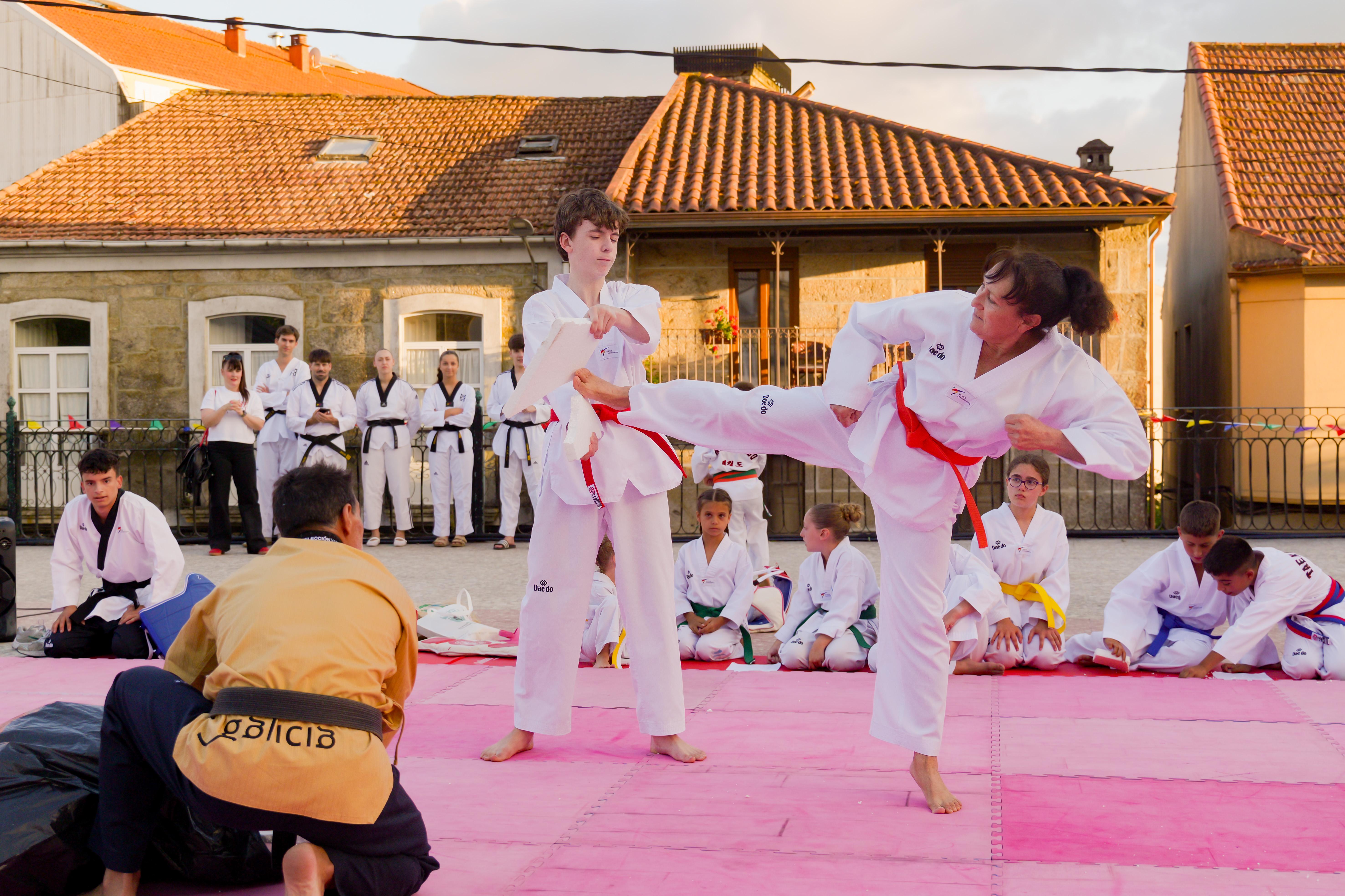 As Clases Municipais de Taekwondo pechan a tempada cunha exhibición na Praza Maior