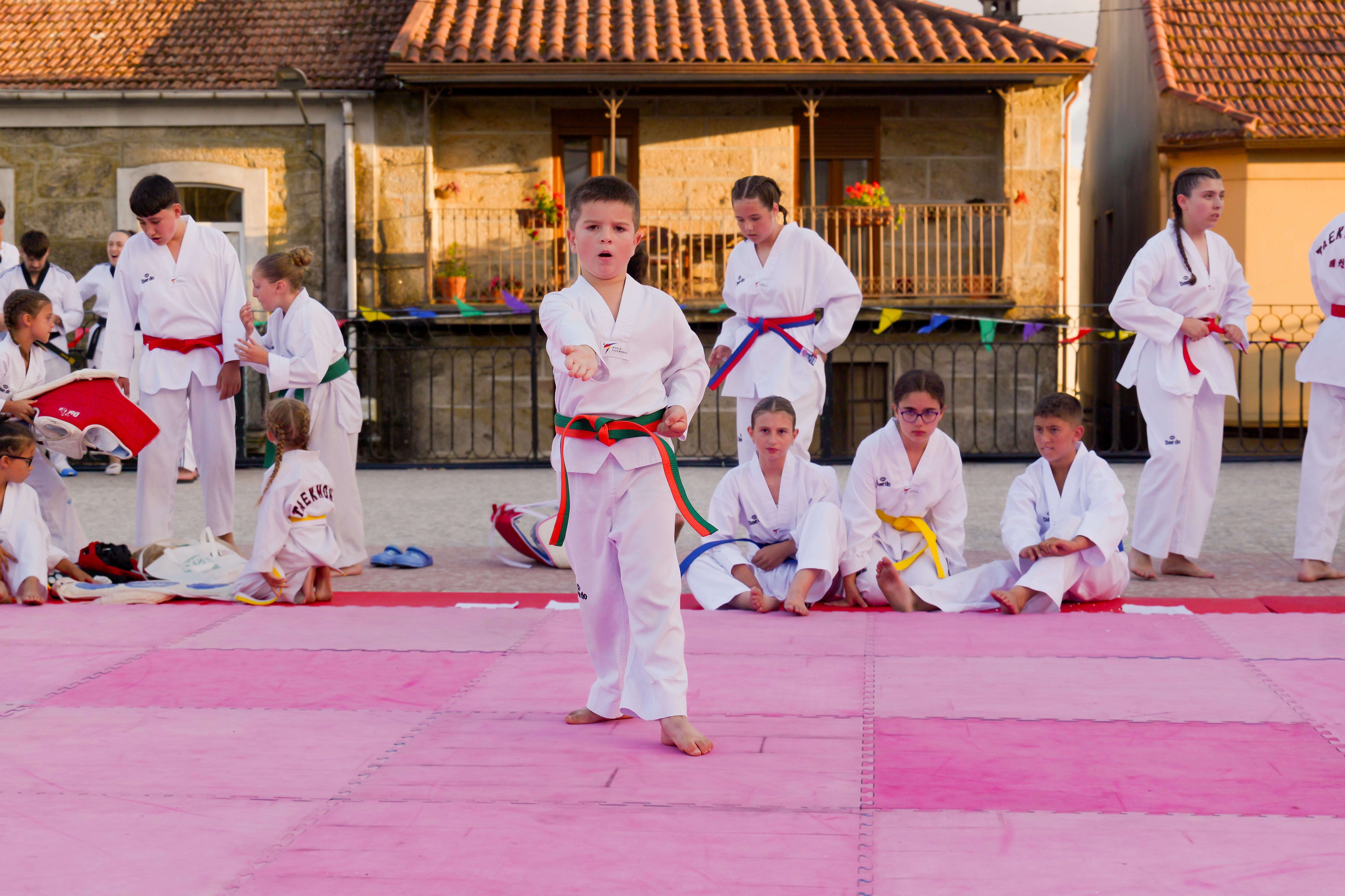 As Clases Municipais de Taekwondo pechan a tempada cunha exhibición na Praza Maior