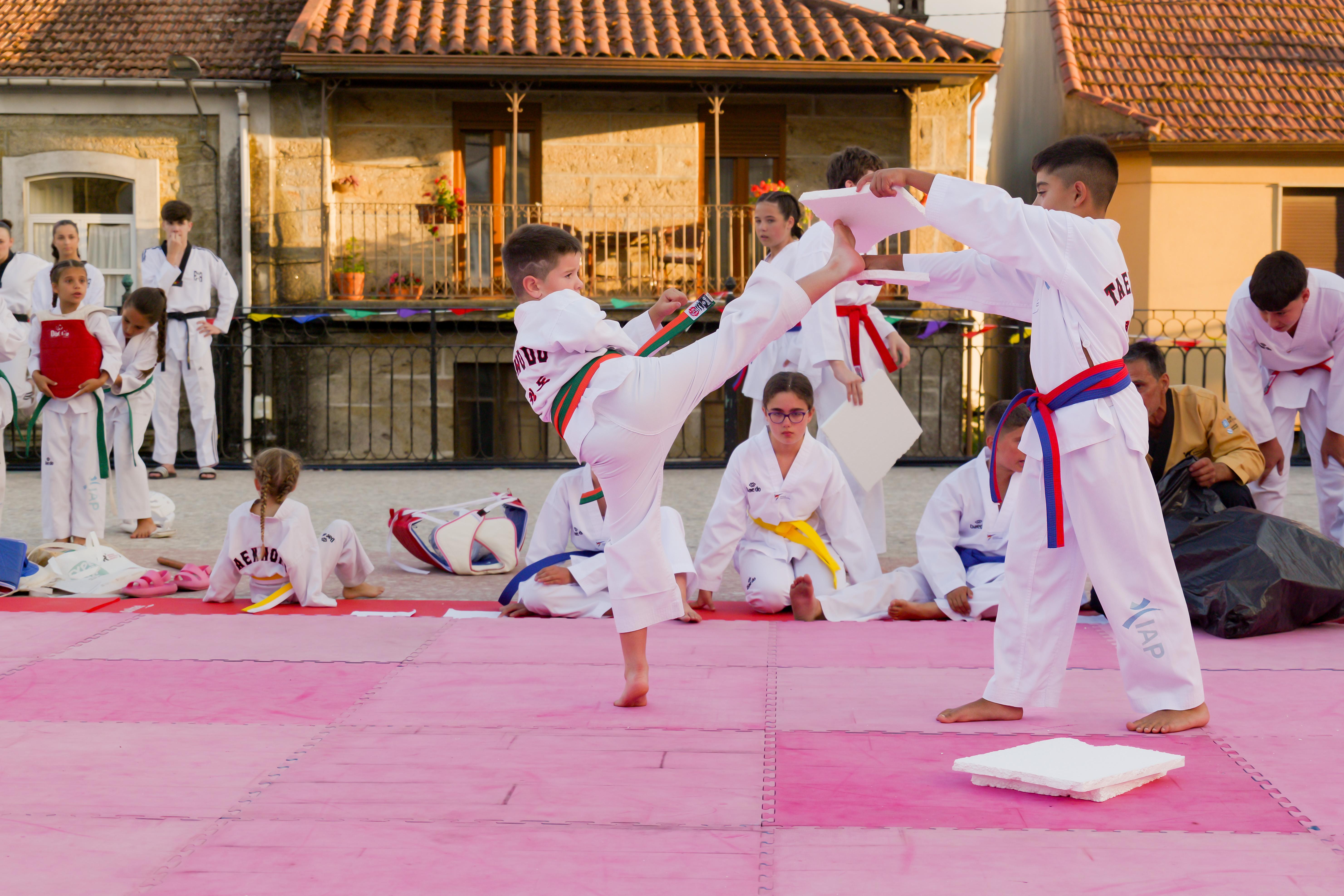 As Clases Municipais de Taekwondo pechan a tempada cunha exhibición na Praza Maior