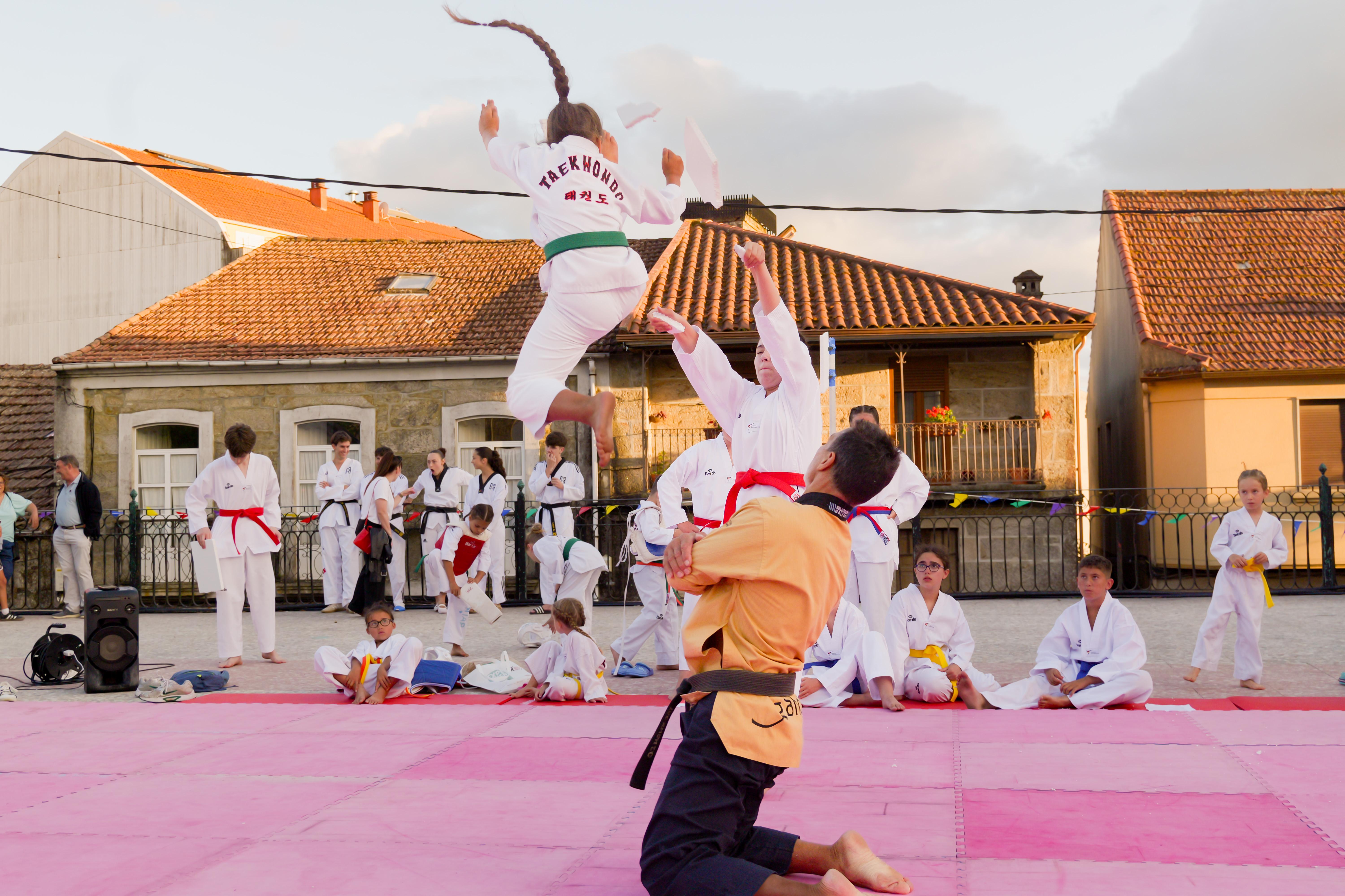As Clases Municipais de Taekwondo pechan a tempada cunha exhibición na Praza Maior