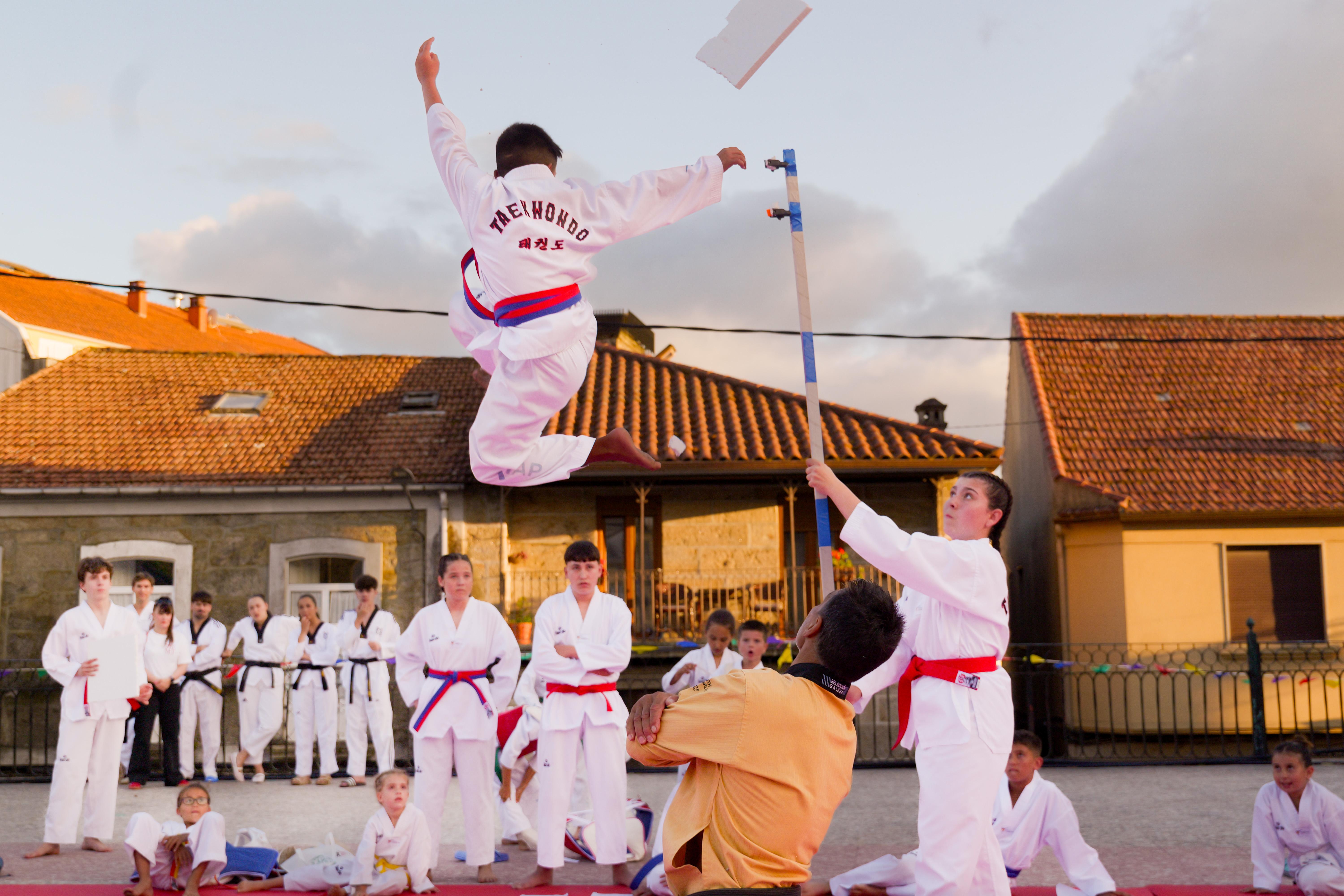 As Clases Municipais de Taekwondo pechan a tempada cunha exhibición na Praza Maior