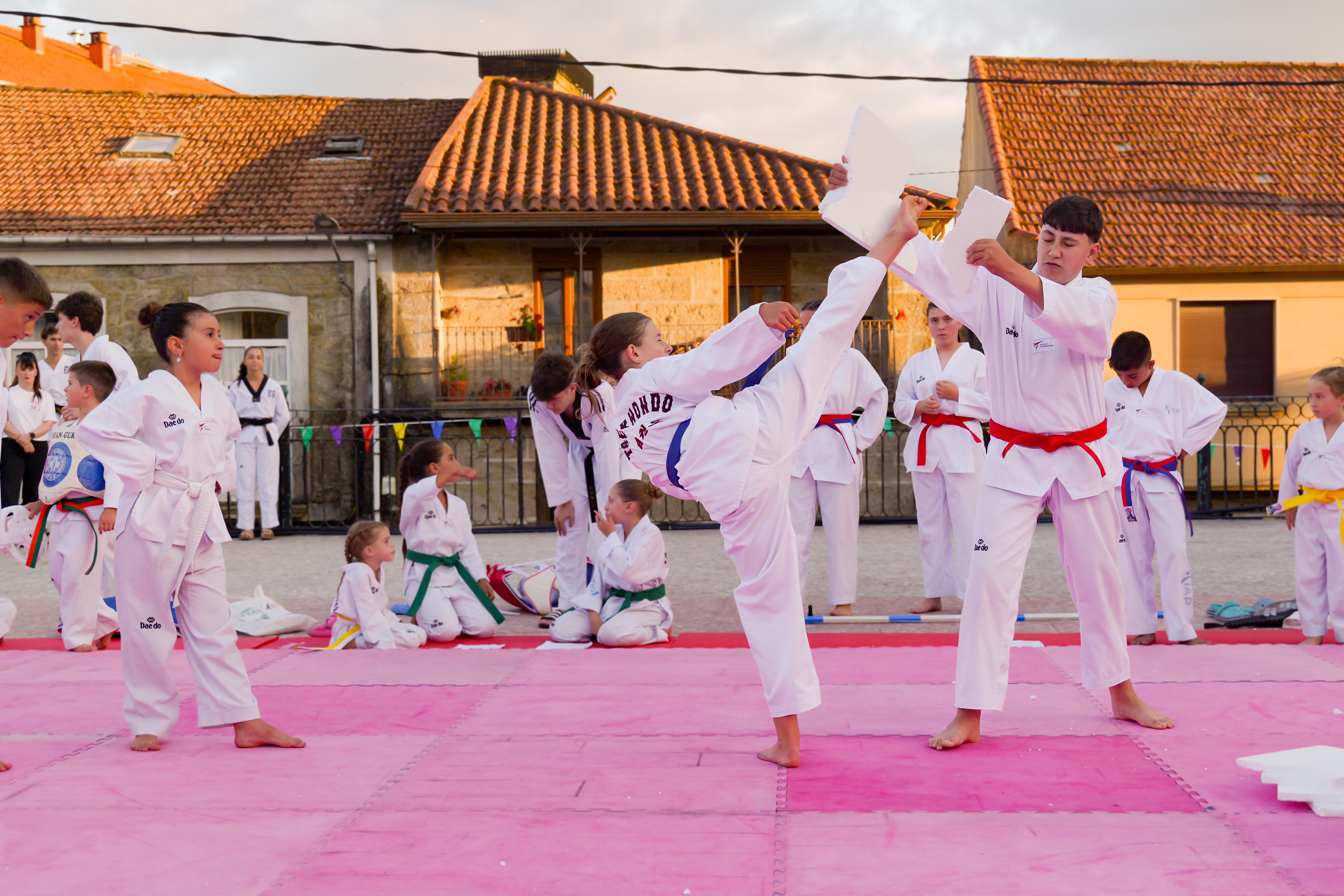 As Clases Municipais de Taekwondo pechan a tempada cunha exhibición na Praza Maior
