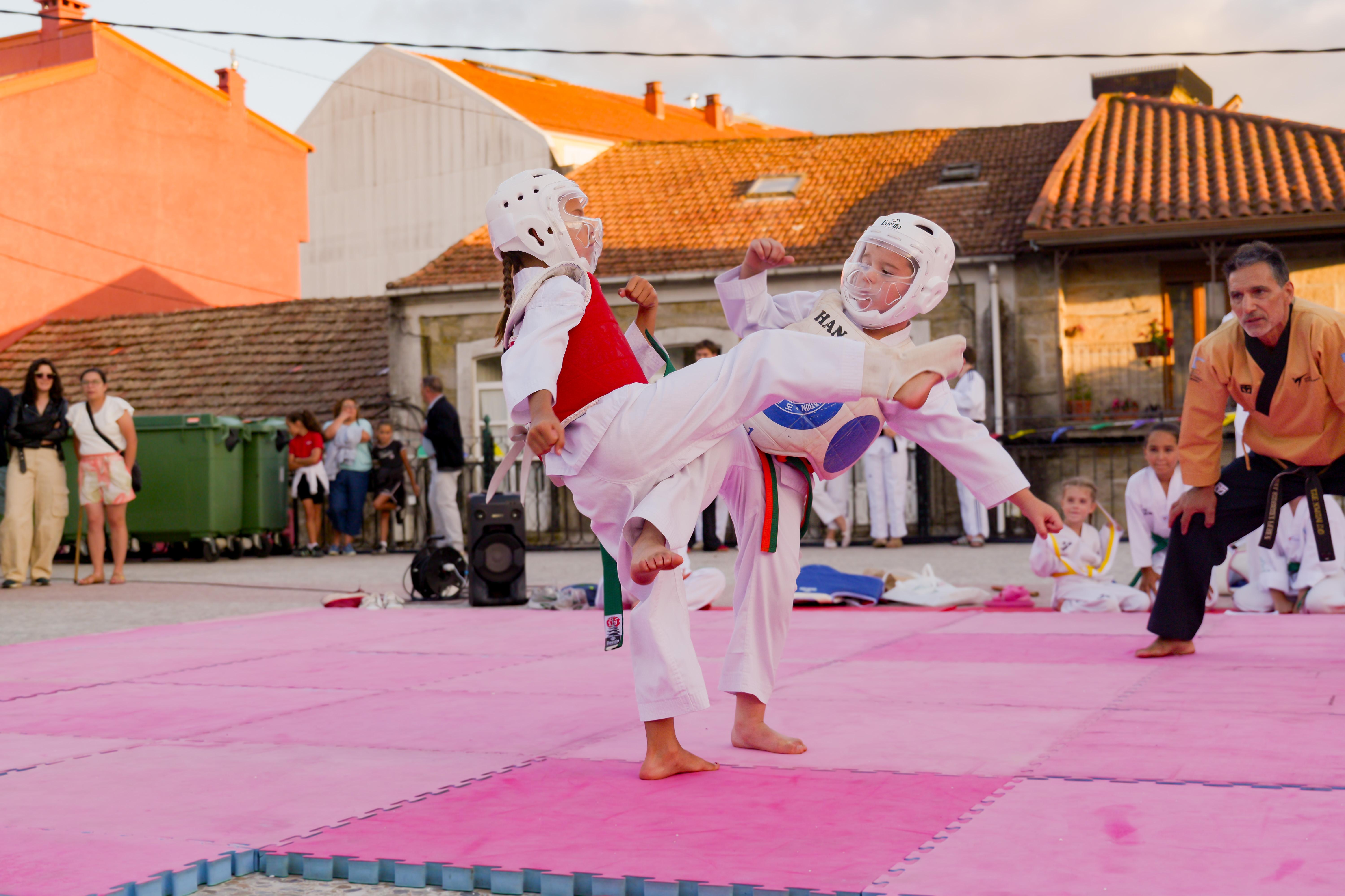 As Clases Municipais de Taekwondo pechan a tempada cunha exhibición na Praza Maior