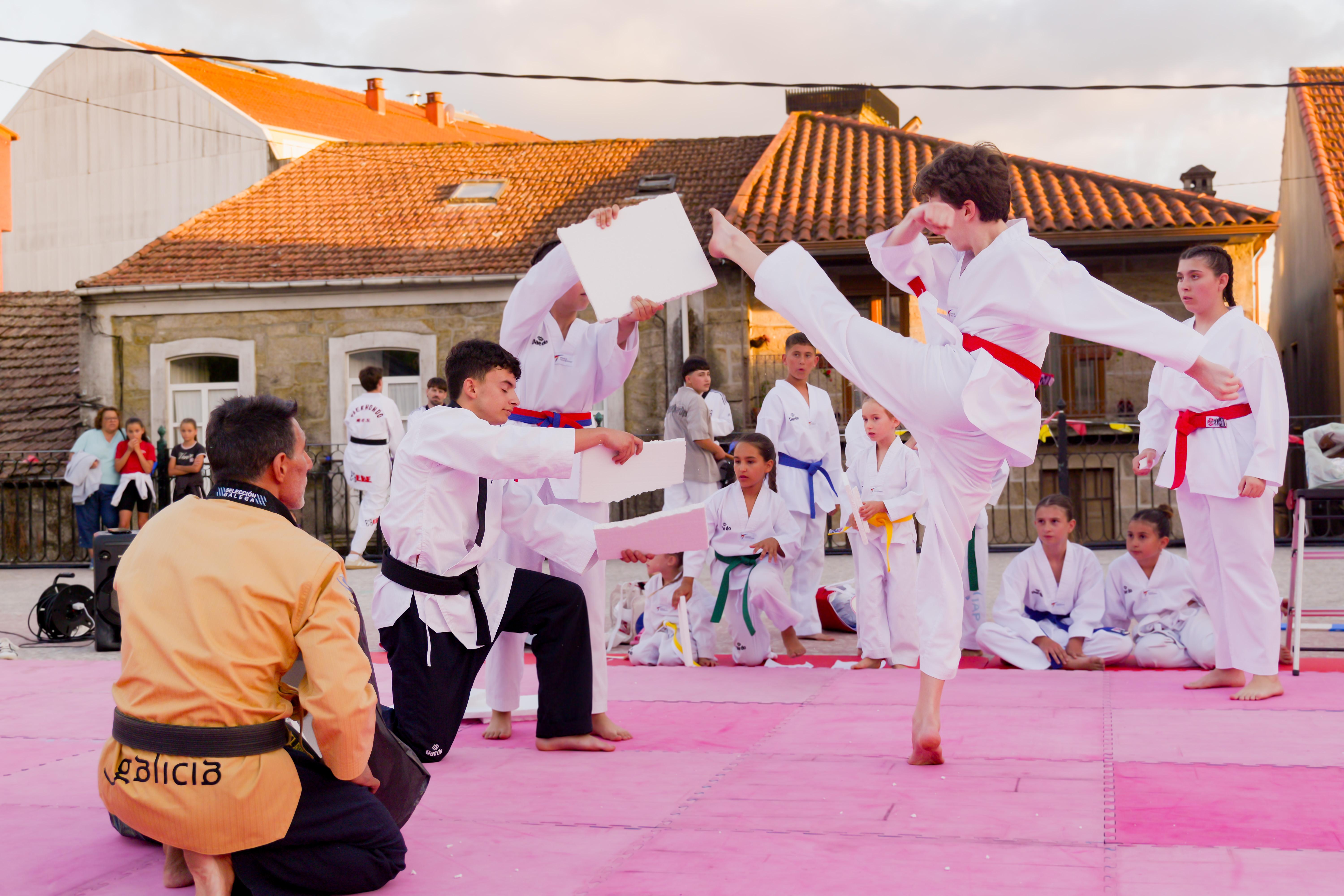 As Clases Municipais de Taekwondo pechan a tempada cunha exhibición na Praza Maior