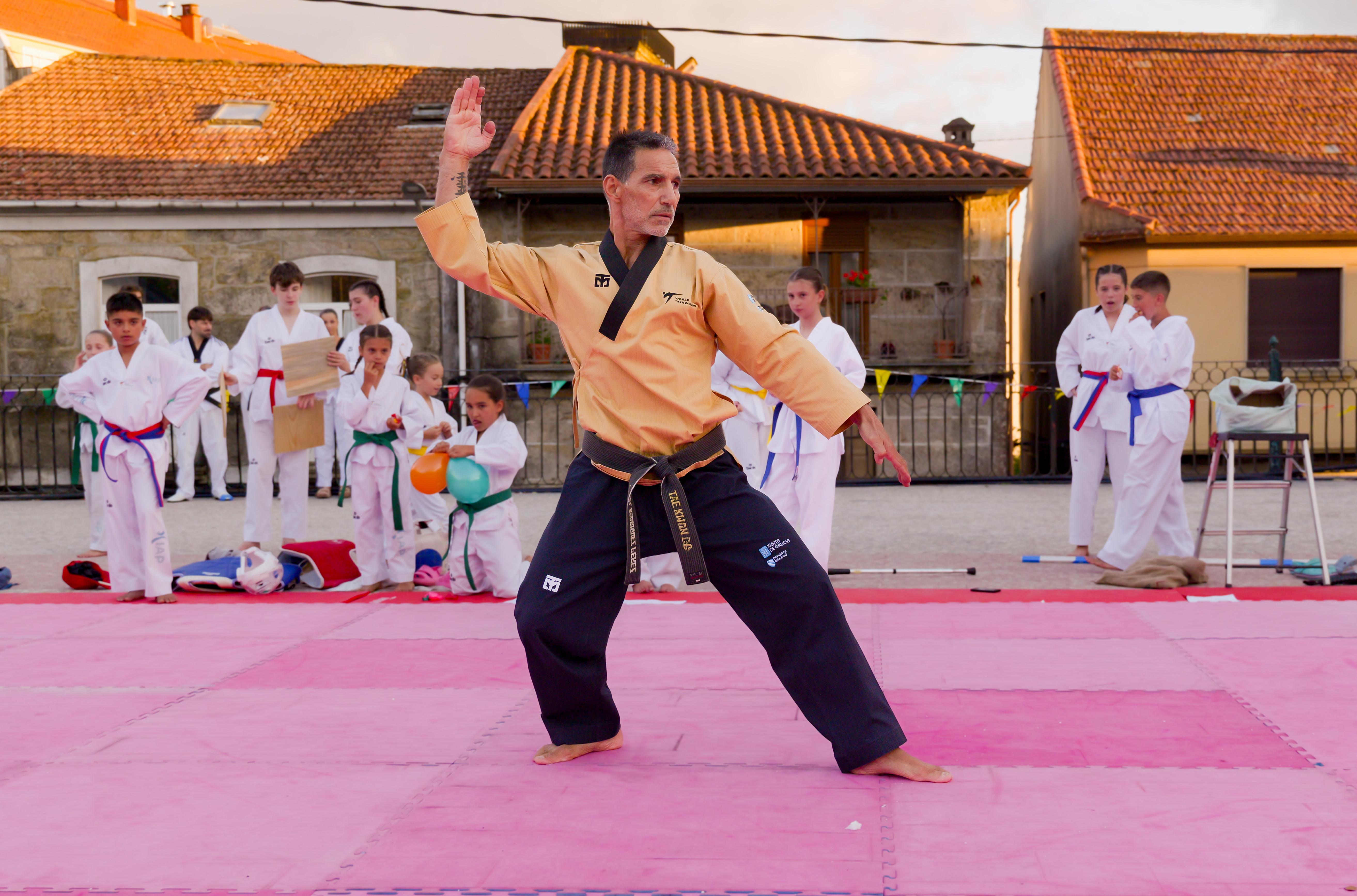 As Clases Municipais de Taekwondo pechan a tempada cunha exhibición na Praza Maior
