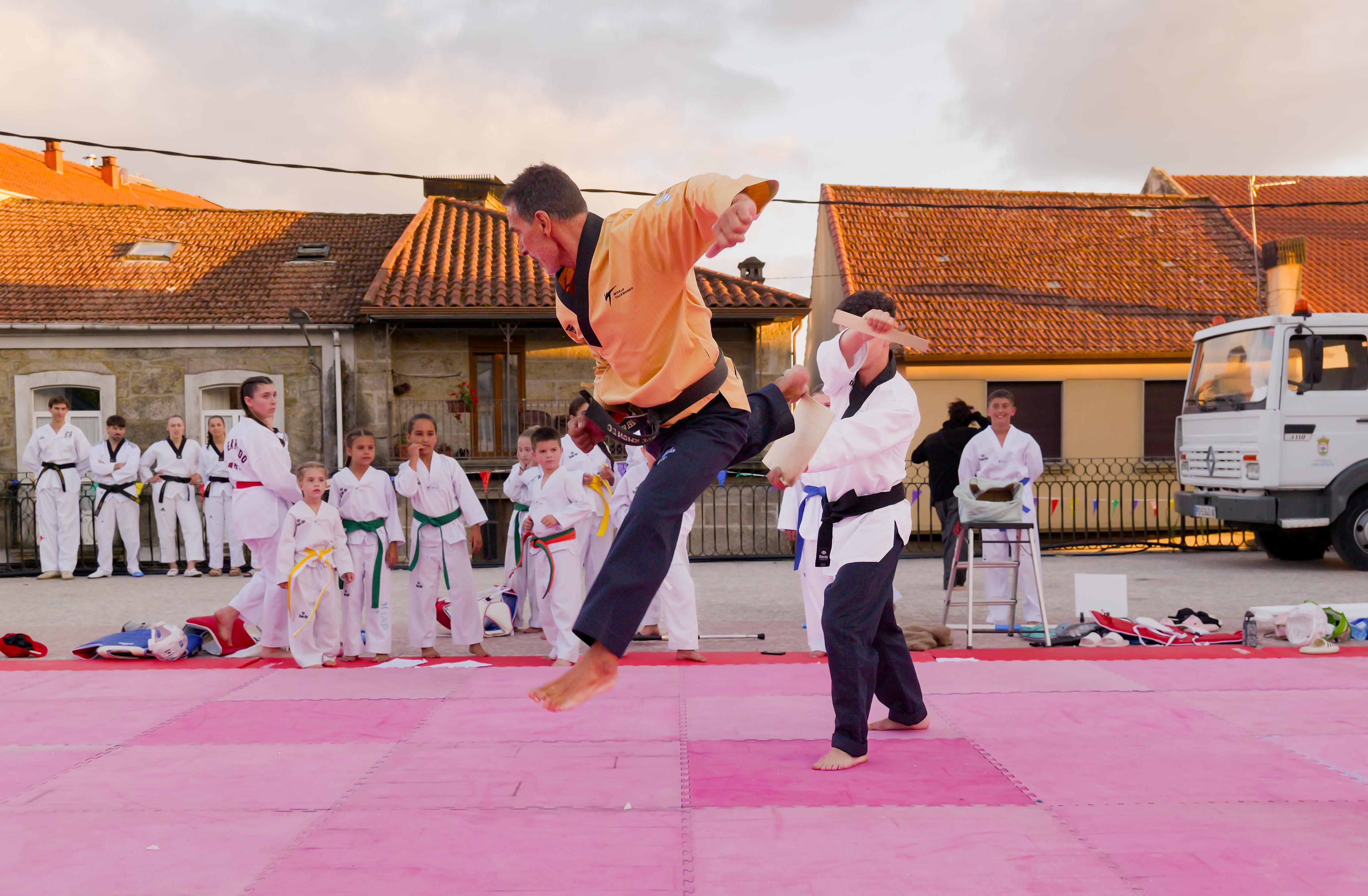 As Clases Municipais de Taekwondo pechan a tempada cunha exhibición na Praza Maior