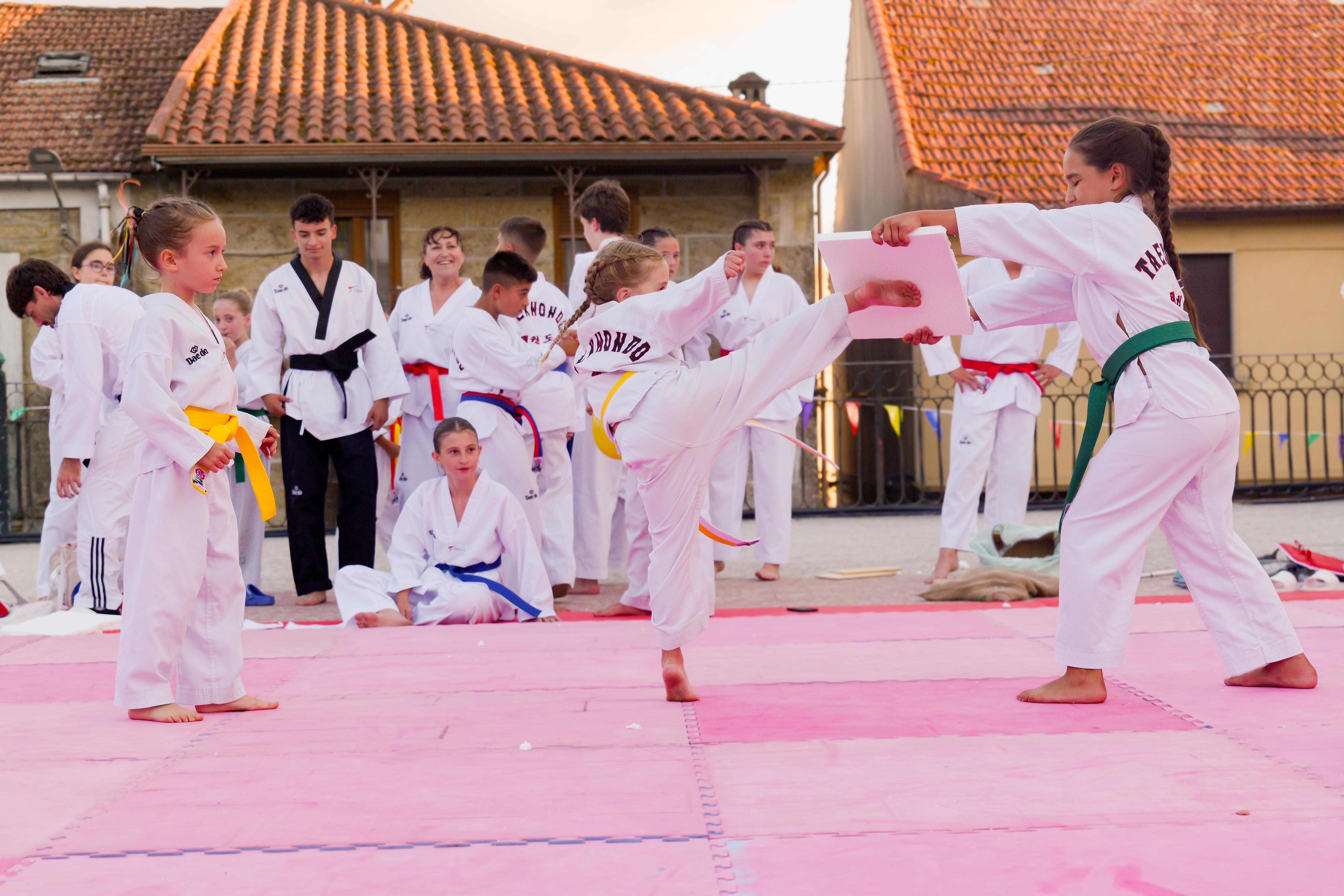 As Clases Municipais de Taekwondo pechan a tempada cunha exhibición na Praza Maior