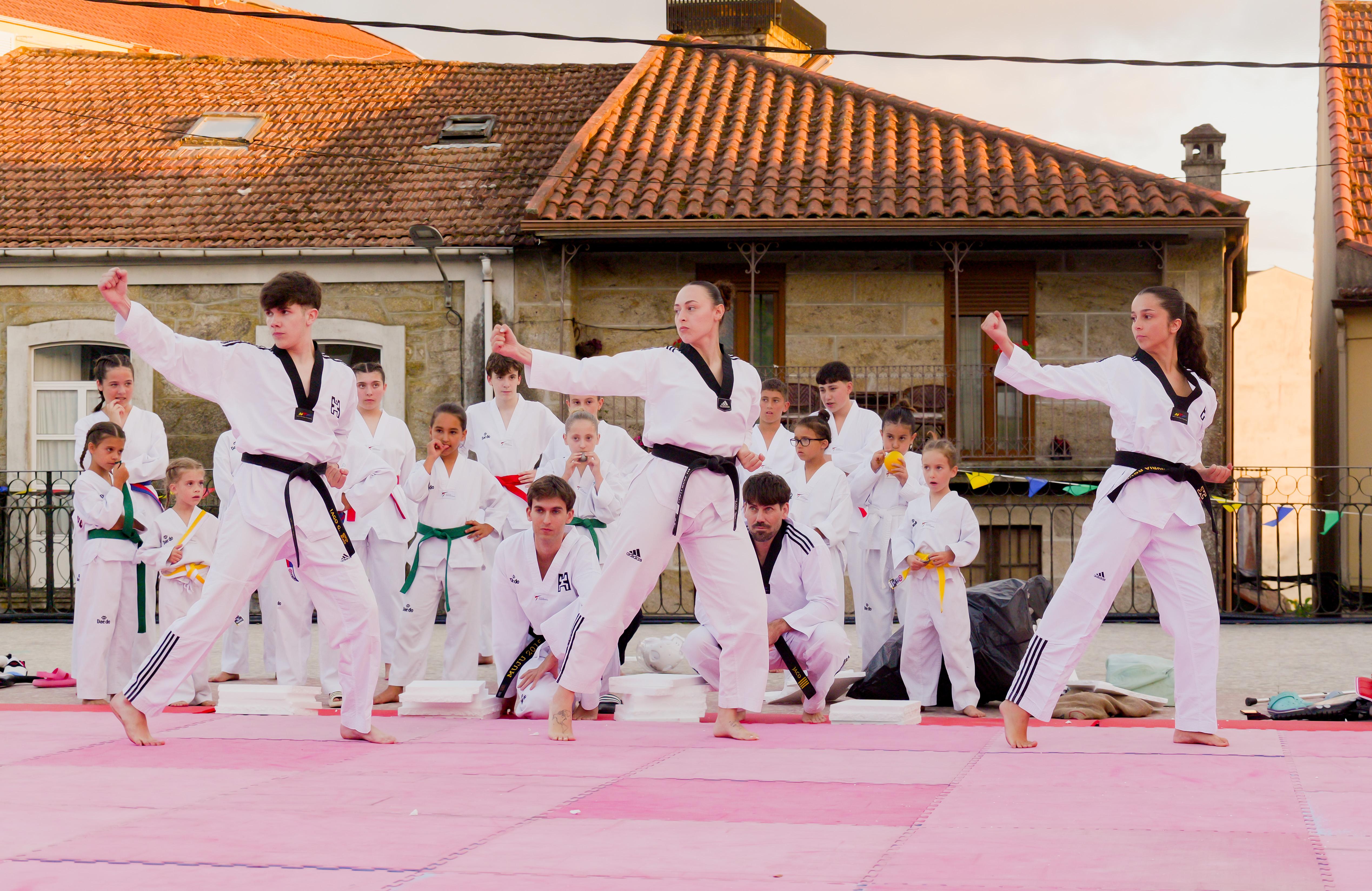 As Clases Municipais de Taekwondo pechan a tempada cunha exhibición na Praza Maior