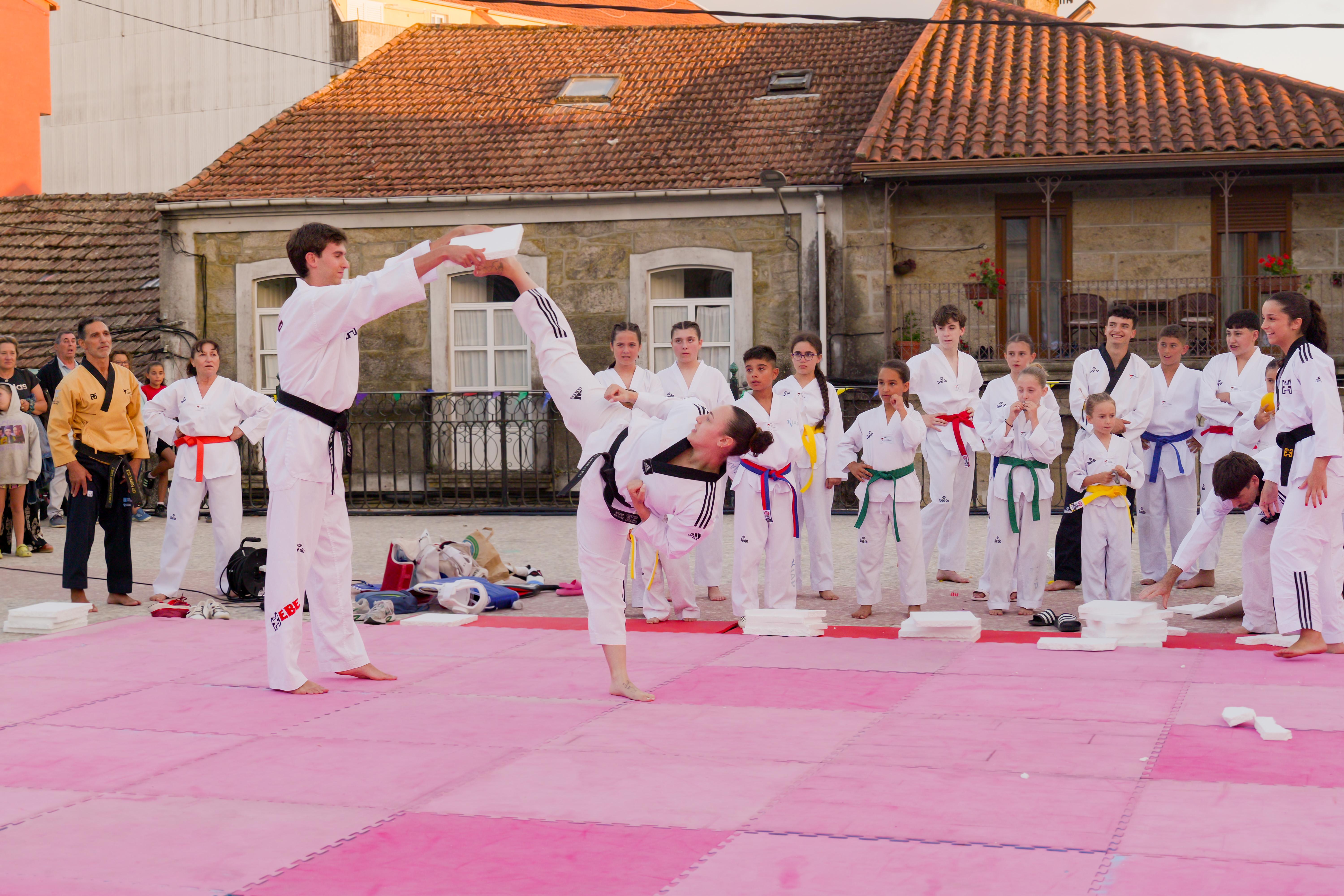 As Clases Municipais de Taekwondo pechan a tempada cunha exhibición na Praza Maior