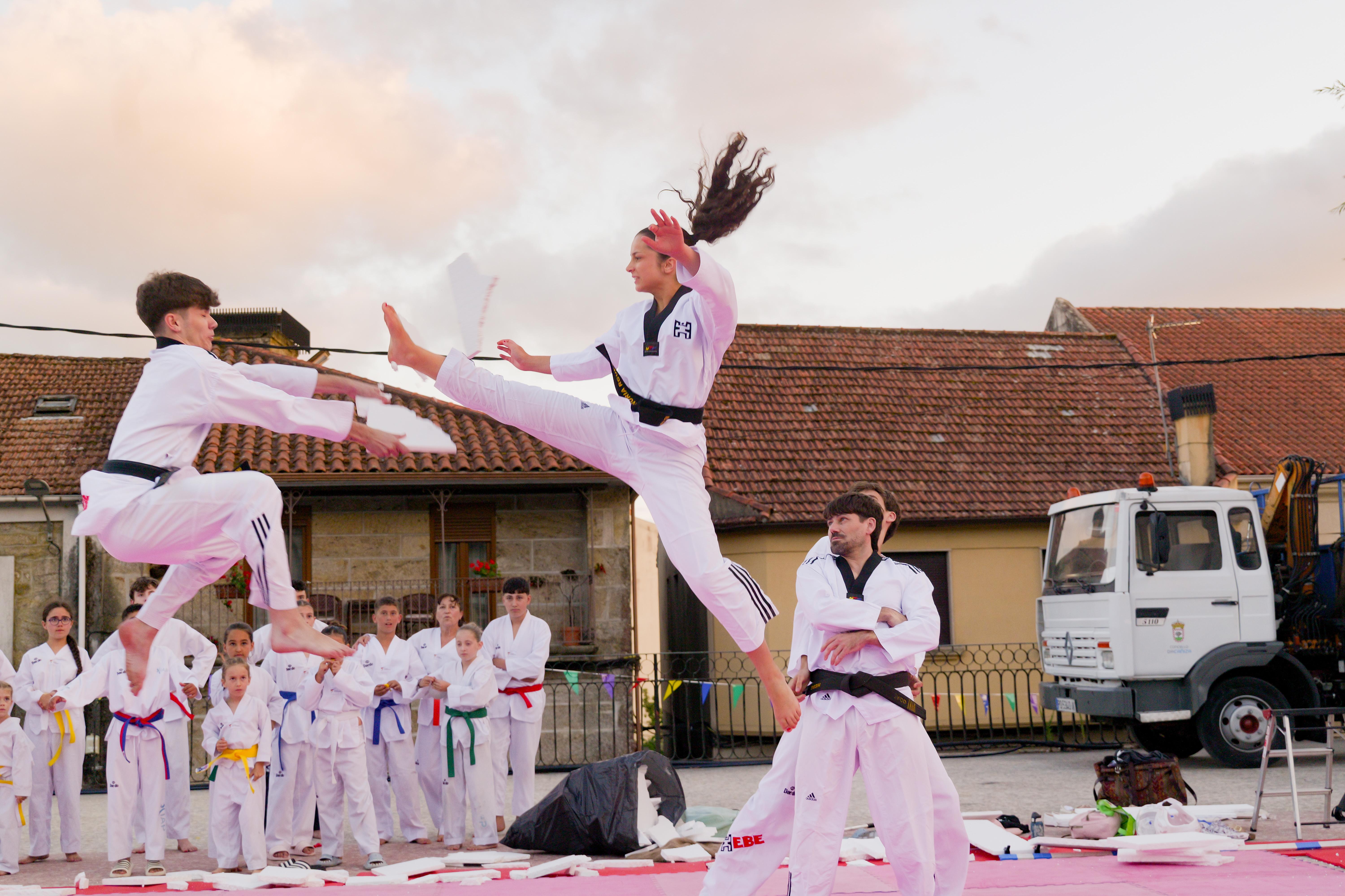 As Clases Municipais de Taekwondo pechan a tempada cunha exhibición na Praza Maior