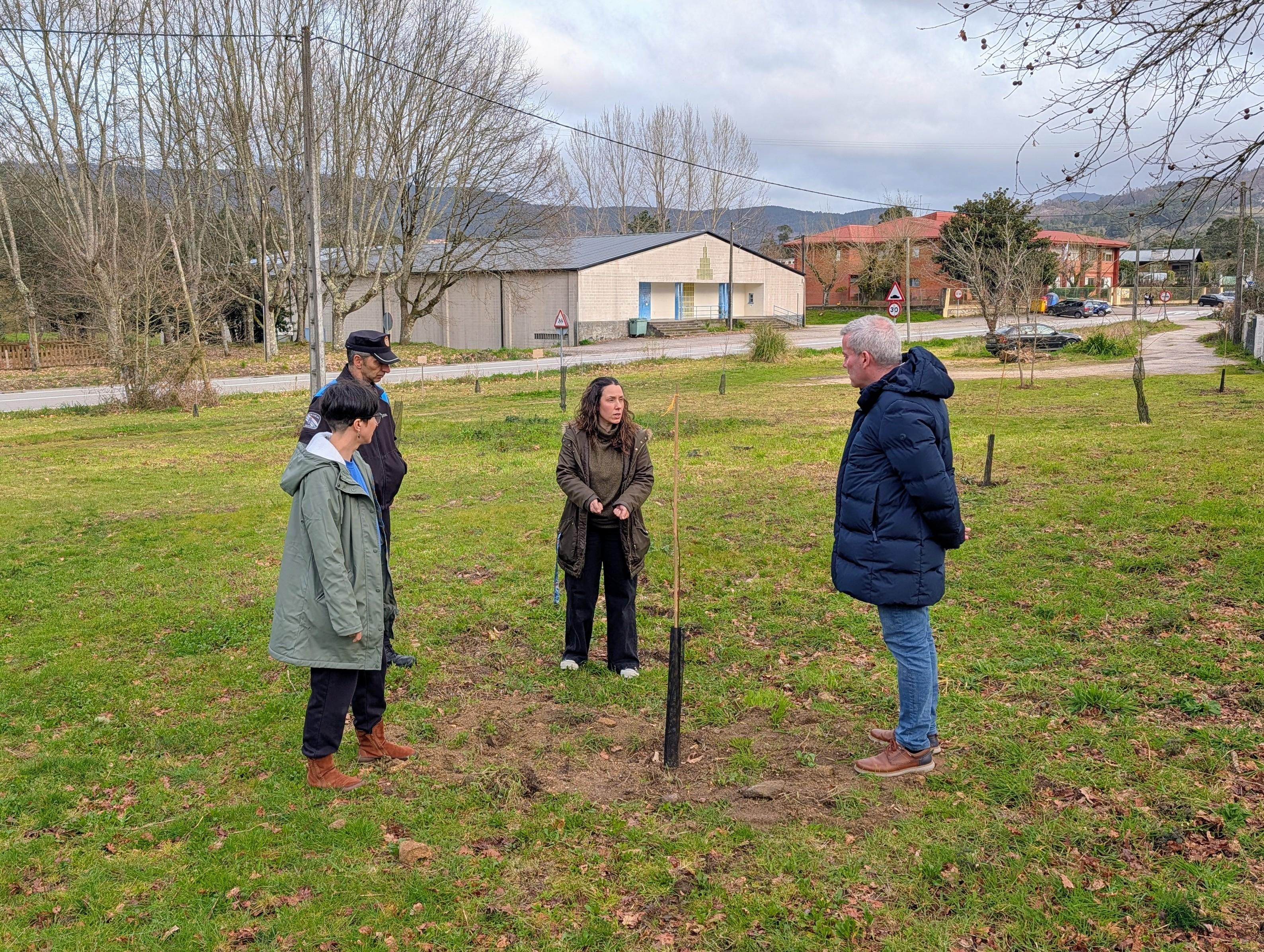 O Alcalde participa no CEIP de Valeixe nunha xornada do programa ambiental “Aprender do Bosque”  • Luis Piña visitou o CEIP de Valeixe para participar nunha xornada enmarcada no programa “Aprender do Bosque”, unha iniciativa de educación ambiental promovida pola Fundación María José Jove.  • Durante toda a visita estivo acompañado pola directora do centro, Yolanda Feijóo, e pola mestra coordinadora do proxecto, Sandra Gil.  • O centro de Valeixe foi un dos cinco centros educativos seleccionados en toda Gali