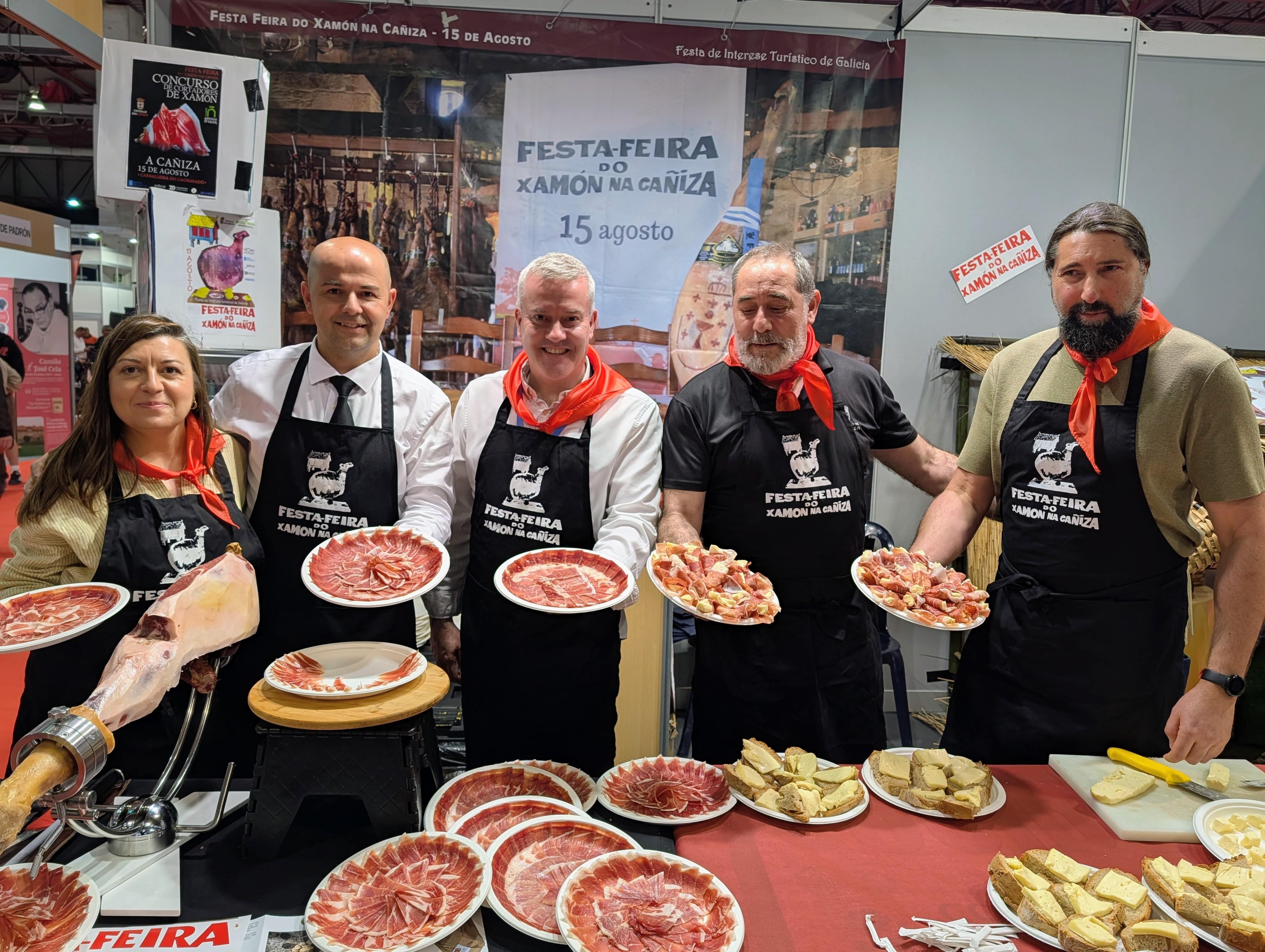 A Feira do Xamón da Caniza promociona a súa 60ª edición en FESTUR, o maior escaparate do turismo festivo de Galicia