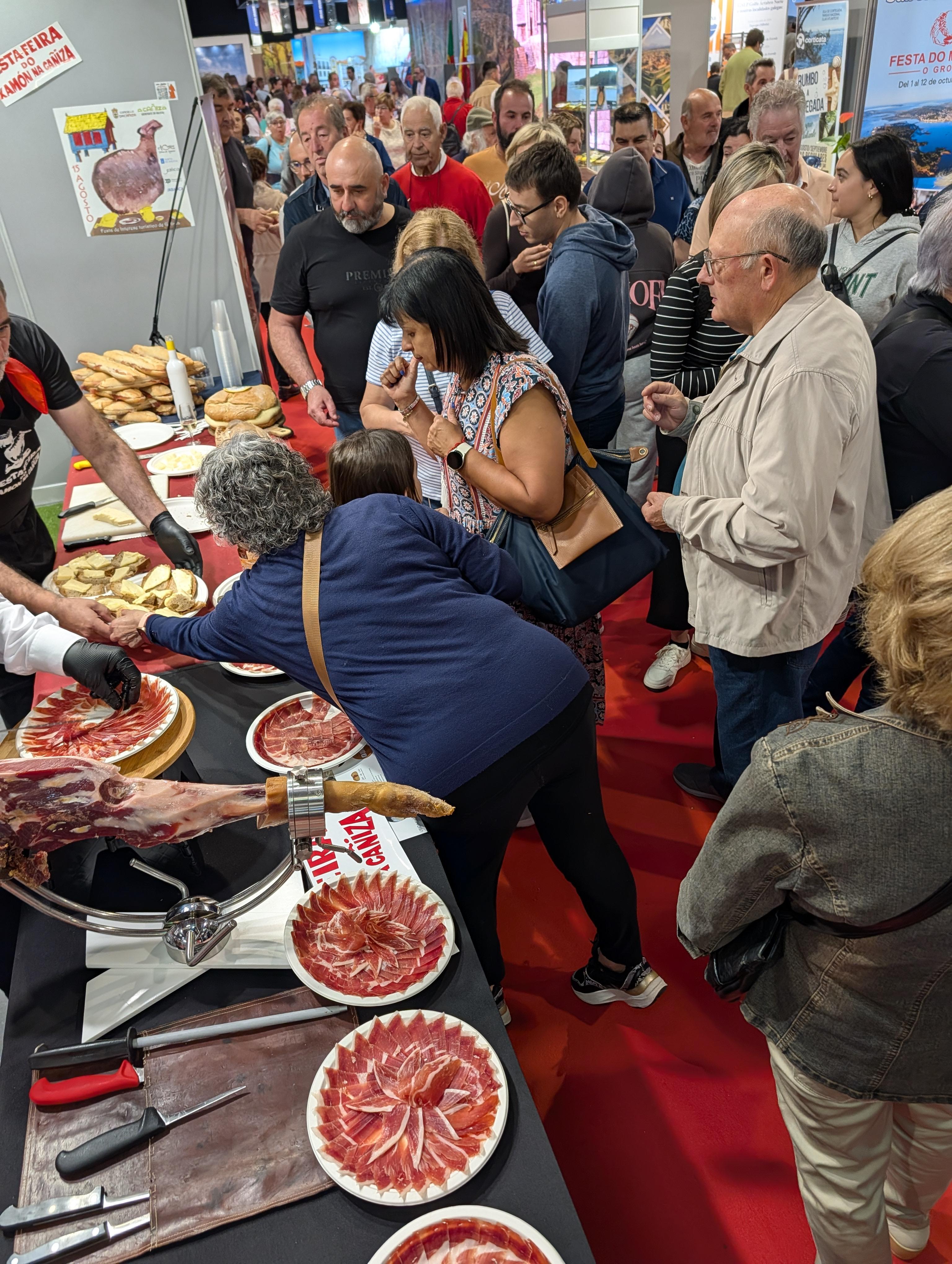 A Feira do Xamón da Caniza promociona a súa 60ª edición en FESTUR, o maior escaparate do turismo festivo de Galicia