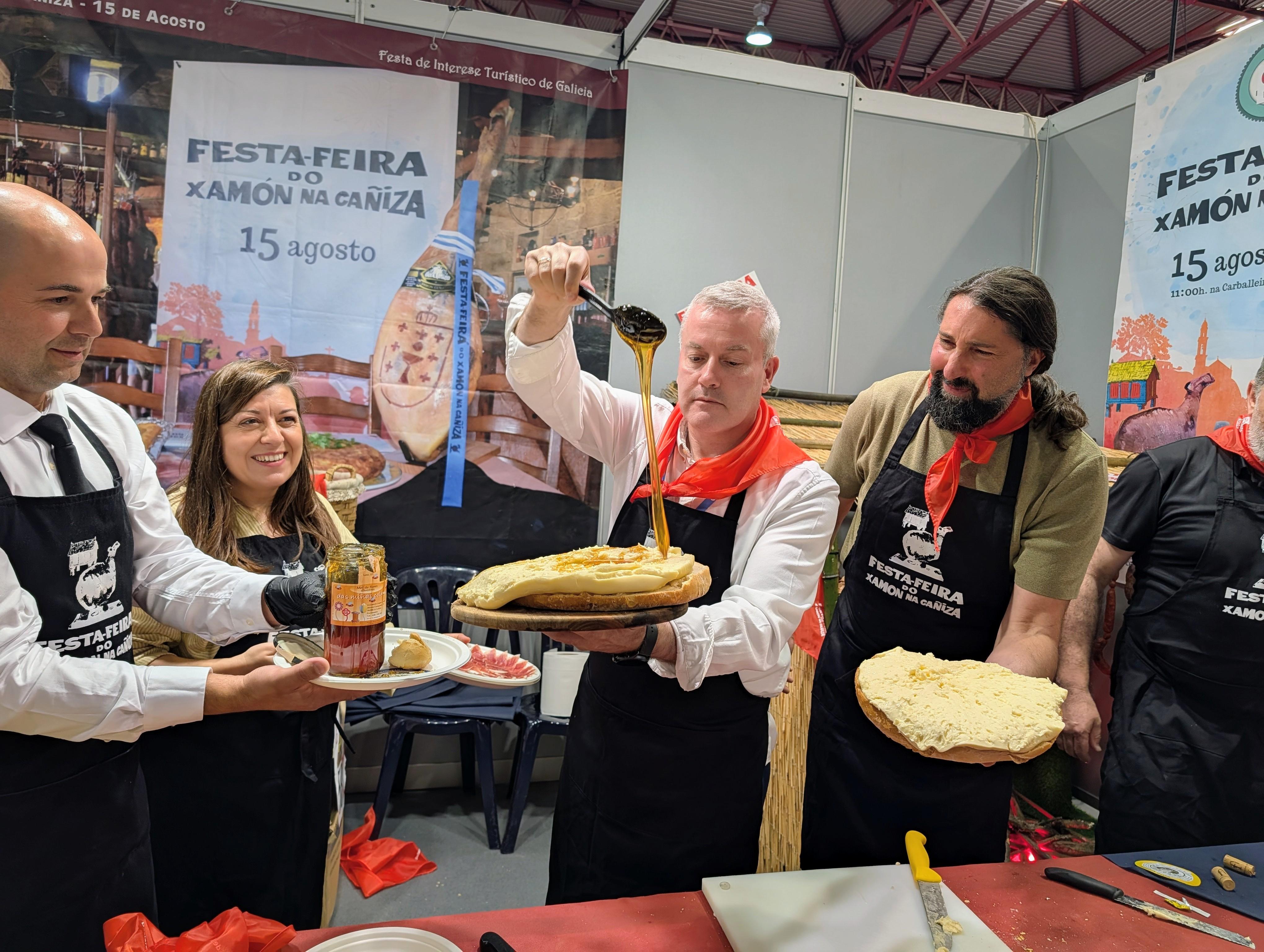 A Feira do Xamón da Caniza promociona a súa 60ª edición en FESTUR, o maior escaparate do turismo festivo de Galicia
