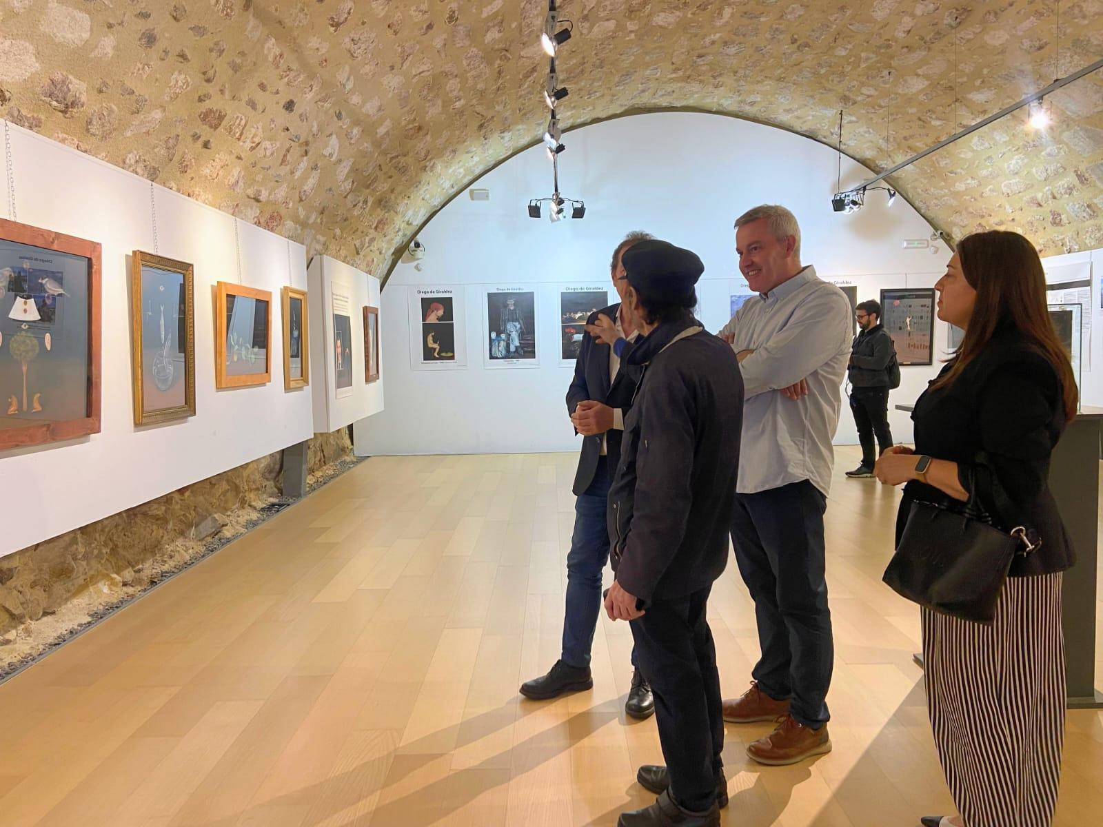 O Alcalde Luis Piña acompaña un ano máis ao artista Diego de Giráldez na inauguración da súa nova exposición en Ávila  O pasado luns inaugurouse no Episcopio de Ávila a exposición “La esencia del pensamiento. Realismo NAS” do artista canicense Diego de Giráldez, unha mostra organizada polo Concello de Ávila que poderá visitarse do 18 ao 31 de maio de 2026. O acto inaugural estivo presidido polo concelleiro de Cultura do Concello de Ávila, Ángel Sánchez, e contou coa presenza do Alcalde da Caniza, Luis Piña,
