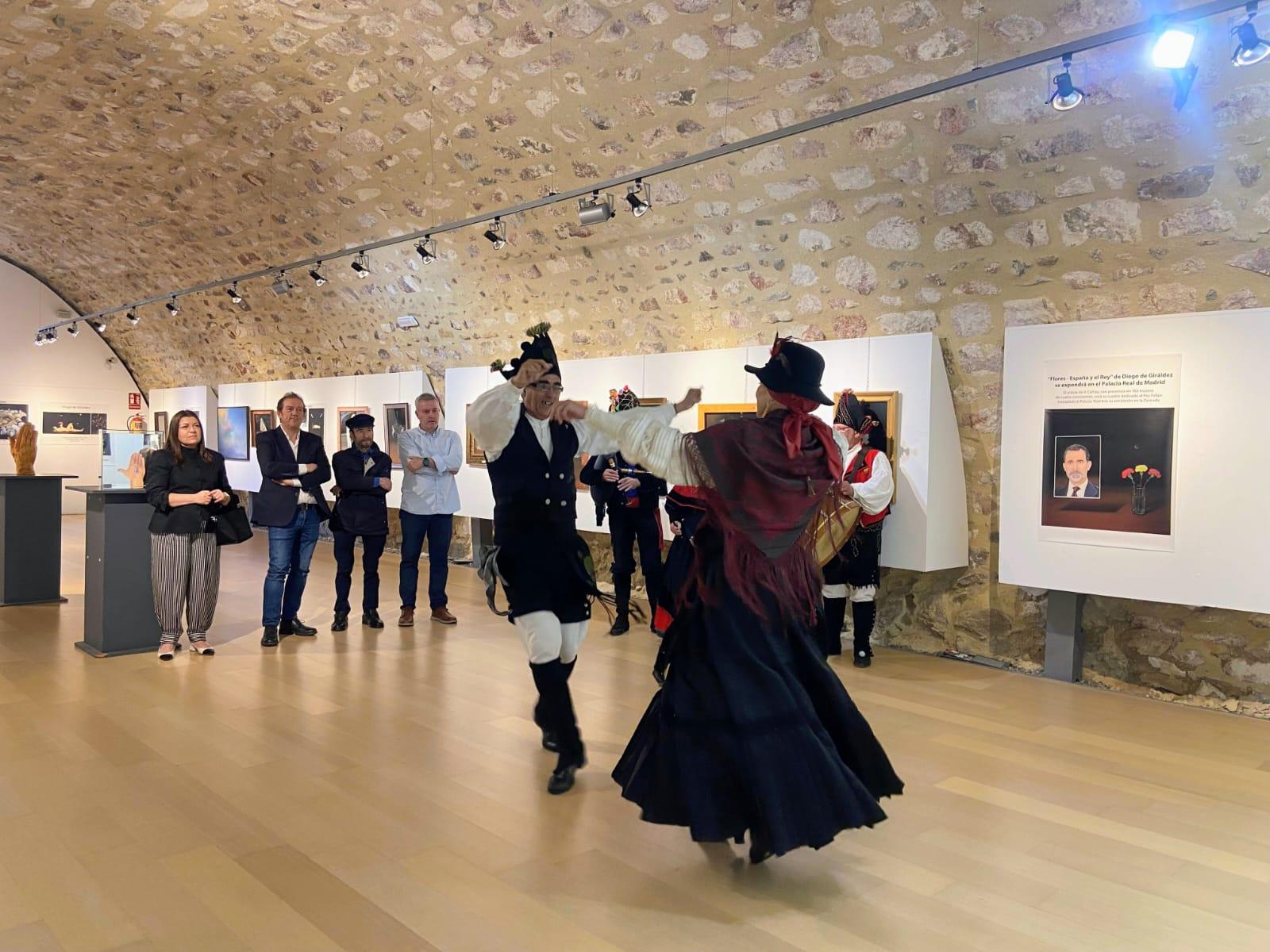 O Alcalde Luis Piña acompaña un ano máis ao artista Diego de Giráldez na inauguración da súa nova exposición en Ávila  O pasado luns inaugurouse no Episcopio de Ávila a exposición “La esencia del pensamiento. Realismo NAS” do artista canicense Diego de Giráldez, unha mostra organizada polo Concello de Ávila que poderá visitarse do 18 ao 31 de maio de 2026. O acto inaugural estivo presidido polo concelleiro de Cultura do Concello de Ávila, Ángel Sánchez, e contou coa presenza do Alcalde da Caniza, Luis Piña,