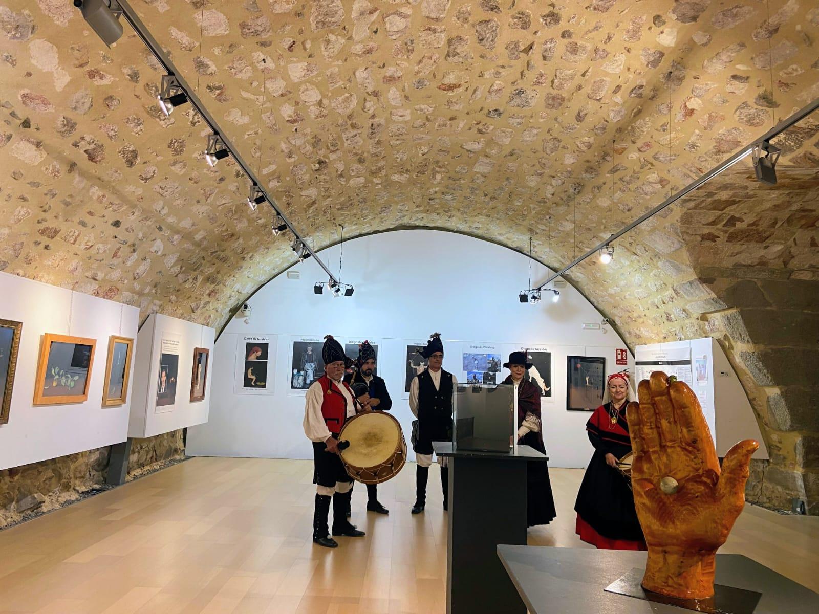 O Alcalde Luis Piña acompaña un ano máis ao artista Diego de Giráldez na inauguración da súa nova exposición en Ávila  O pasado luns inaugurouse no Episcopio de Ávila a exposición “La esencia del pensamiento. Realismo NAS” do artista canicense Diego de Giráldez, unha mostra organizada polo Concello de Ávila que poderá visitarse do 18 ao 31 de maio de 2026. O acto inaugural estivo presidido polo concelleiro de Cultura do Concello de Ávila, Ángel Sánchez, e contou coa presenza do Alcalde da Caniza, Luis Piña,