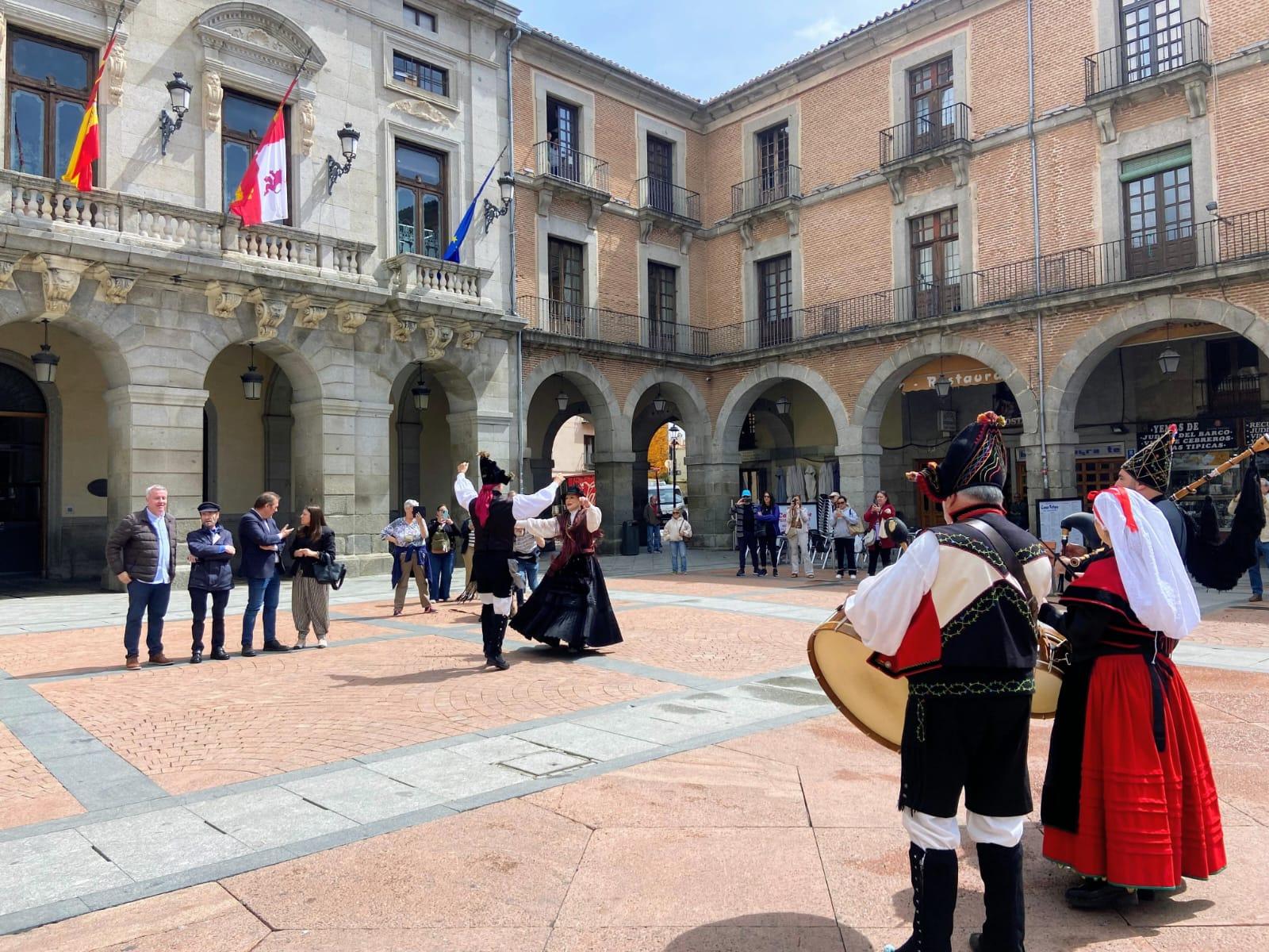 O Alcalde Luis Piña acompaña un ano máis ao artista Diego de Giráldez na inauguración da súa nova exposición en Ávila  O pasado luns inaugurouse no Episcopio de Ávila a exposición “La esencia del pensamiento. Realismo NAS” do artista canicense Diego de Giráldez, unha mostra organizada polo Concello de Ávila que poderá visitarse do 18 ao 31 de maio de 2026. O acto inaugural estivo presidido polo concelleiro de Cultura do Concello de Ávila, Ángel Sánchez, e contou coa presenza do Alcalde da Caniza, Luis Piña,