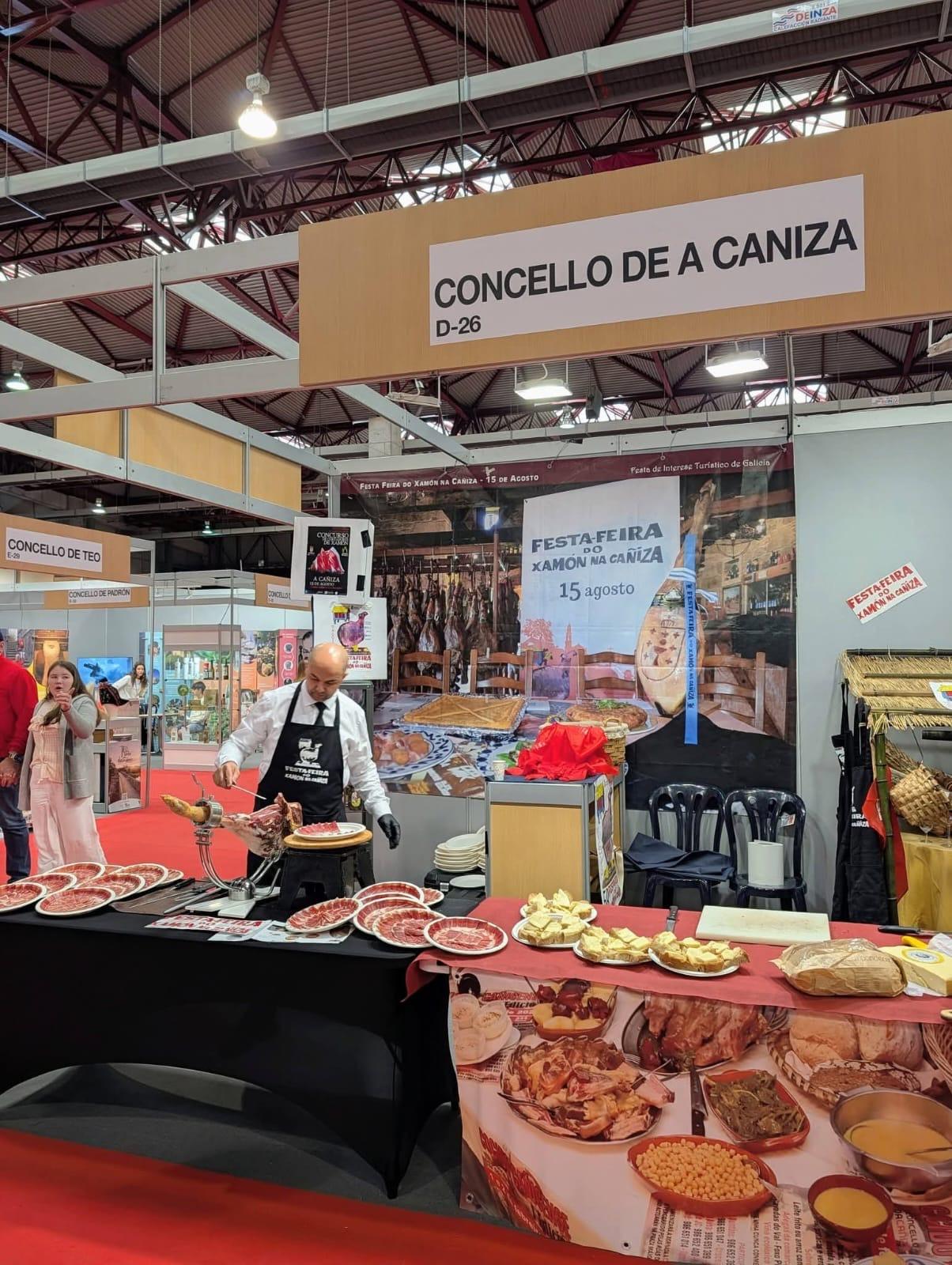 A Feira do Xamón da Caniza promociona a súa 60ª edición en FESTUR, o maior escaparate do turismo festivo de Galicia