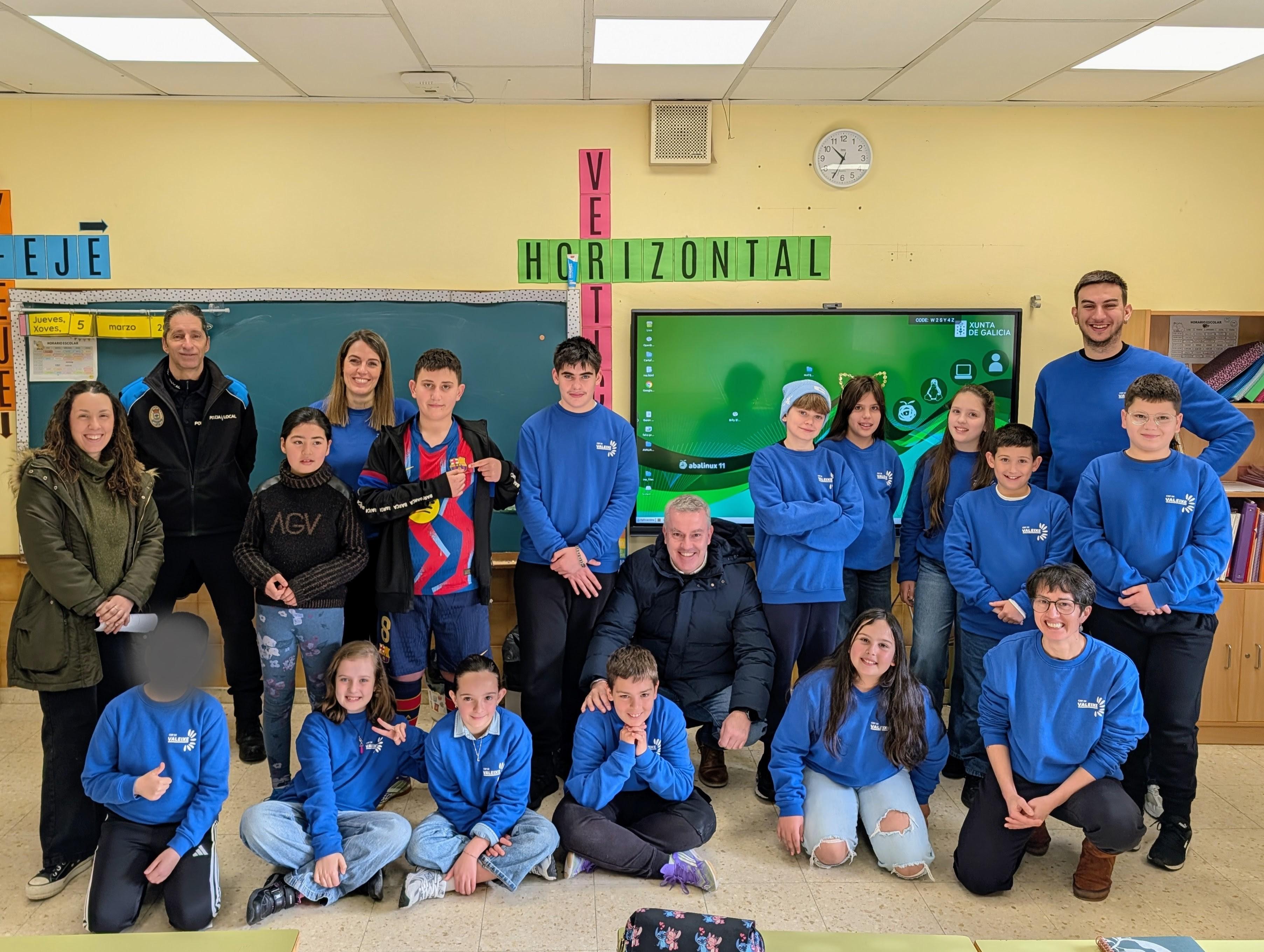 O Alcalde participa no CEIP de Valeixe nunha xornada do programa ambiental “Aprender do Bosque”  • Luis Piña visitou o CEIP de Valeixe para participar nunha xornada enmarcada no programa “Aprender do Bosque”, unha iniciativa de educación ambiental promovida pola Fundación María José Jove.  • Durante toda a visita estivo acompañado pola directora do centro, Yolanda Feijóo, e pola mestra coordinadora do proxecto, Sandra Gil.  • O centro de Valeixe foi un dos cinco centros educativos seleccionados en toda Gali