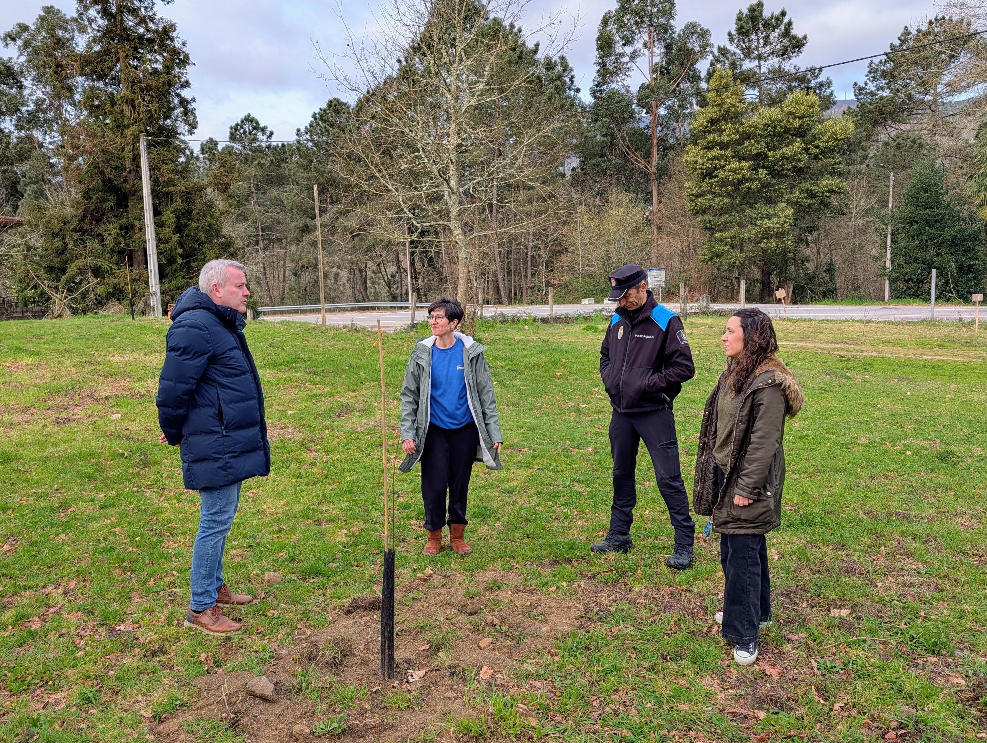 O Alcalde participa no CEIP de Valeixe nunha xornada do programa ambiental “Aprender do Bosque”  • Luis Piña visitou o CEIP de Valeixe para participar nunha xornada enmarcada no programa “Aprender do Bosque”, unha iniciativa de educación ambiental promovida pola Fundación María José Jove.  • Durante toda a visita estivo acompañado pola directora do centro, Yolanda Feijóo, e pola mestra coordinadora do proxecto, Sandra Gil.  • O centro de Valeixe foi un dos cinco centros educativos seleccionados en toda Gali