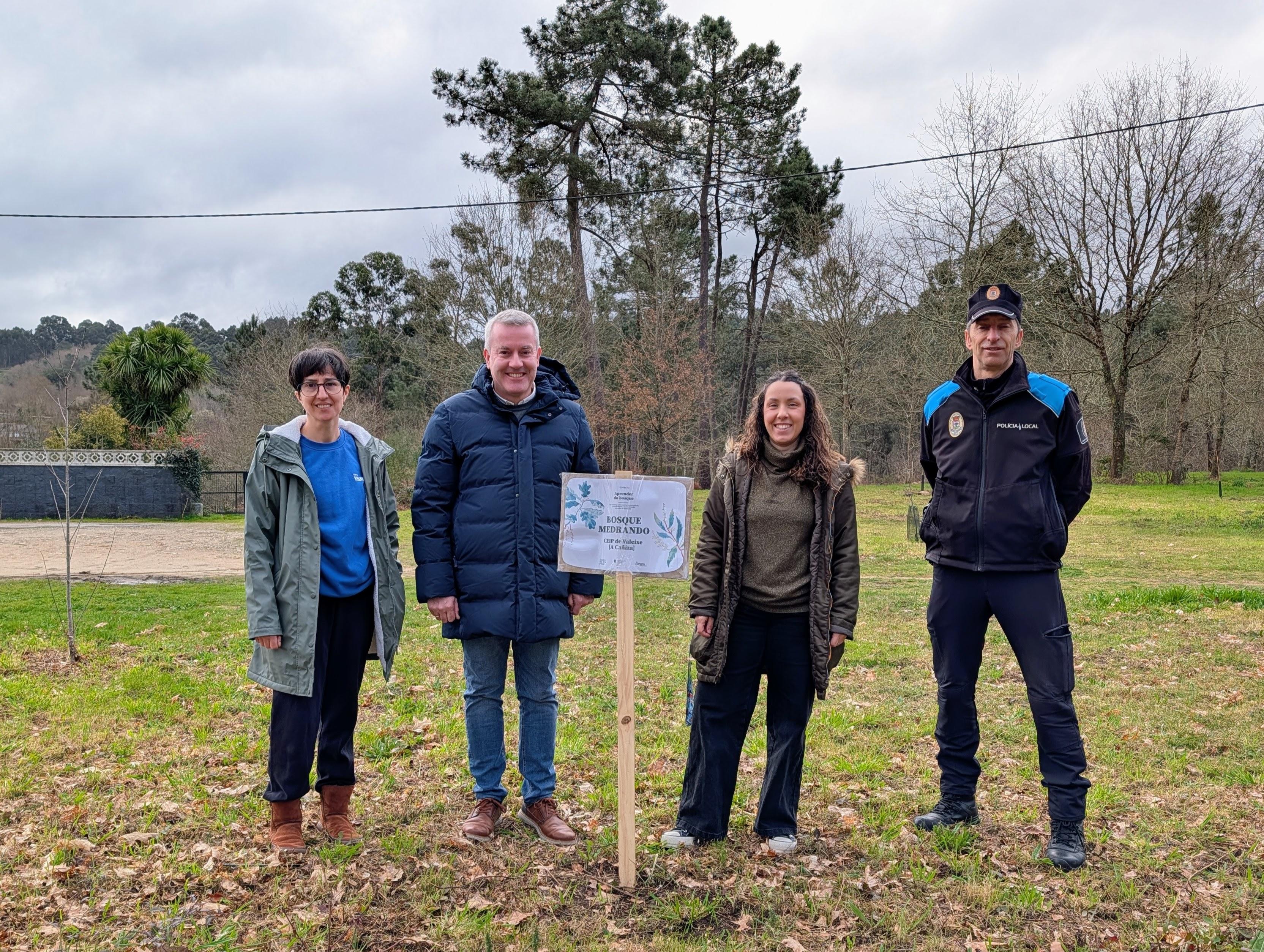 O Alcalde participa no CEIP de Valeixe nunha xornada do programa ambiental “Aprender do Bosque”  • Luis Piña visitou o CEIP de Valeixe para participar nunha xornada enmarcada no programa “Aprender do Bosque”, unha iniciativa de educación ambiental promovida pola Fundación María José Jove.  • Durante toda a visita estivo acompañado pola directora do centro, Yolanda Feijóo, e pola mestra coordinadora do proxecto, Sandra Gil.  • O centro de Valeixe foi un dos cinco centros educativos seleccionados en toda Gali