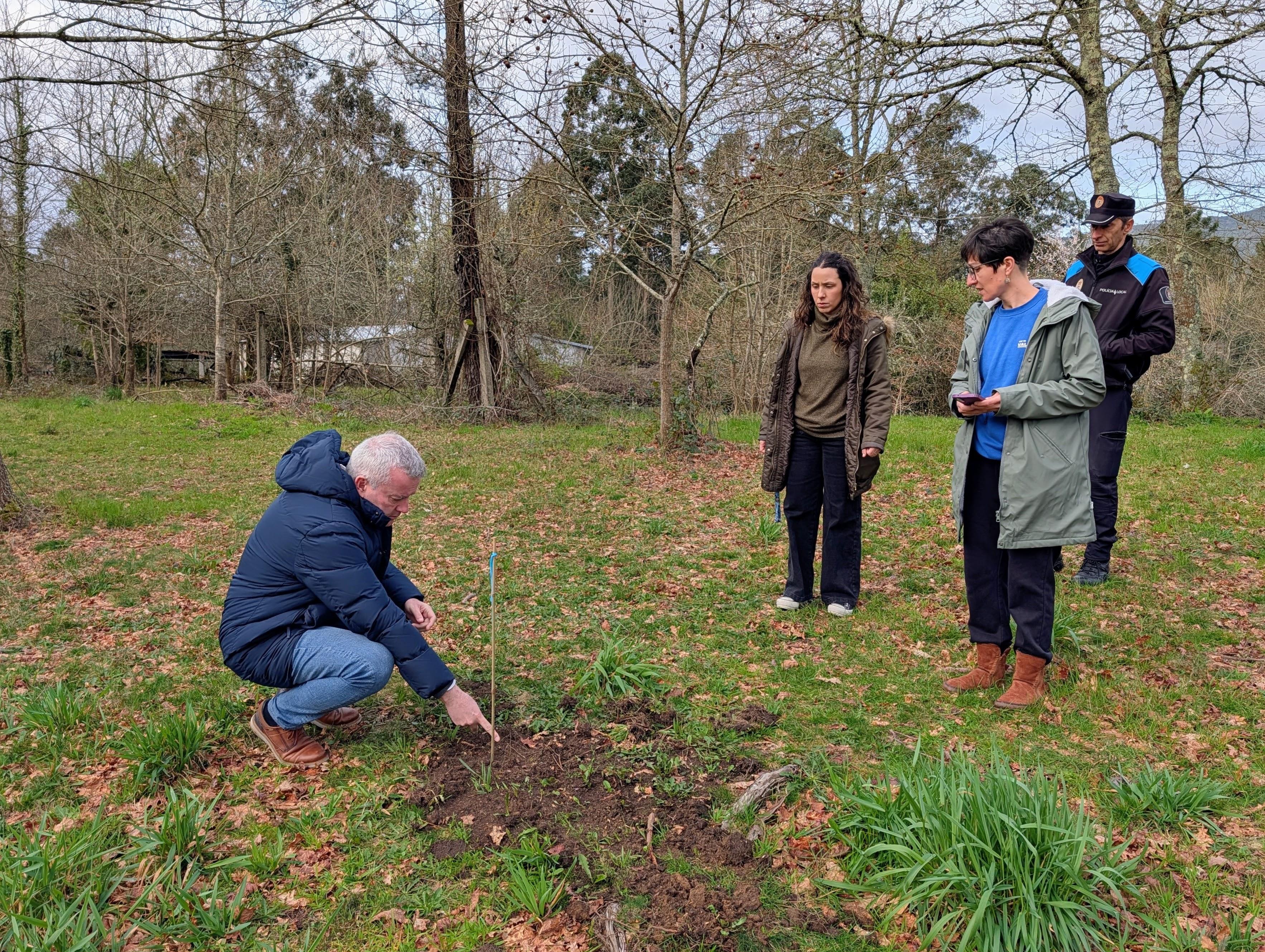 O Alcalde participa no CEIP de Valeixe nunha xornada do programa ambiental “Aprender do Bosque”  • Luis Piña visitou o CEIP de Valeixe para participar nunha xornada enmarcada no programa “Aprender do Bosque”, unha iniciativa de educación ambiental promovida pola Fundación María José Jove.  • Durante toda a visita estivo acompañado pola directora do centro, Yolanda Feijóo, e pola mestra coordinadora do proxecto, Sandra Gil.  • O centro de Valeixe foi un dos cinco centros educativos seleccionados en toda Gali