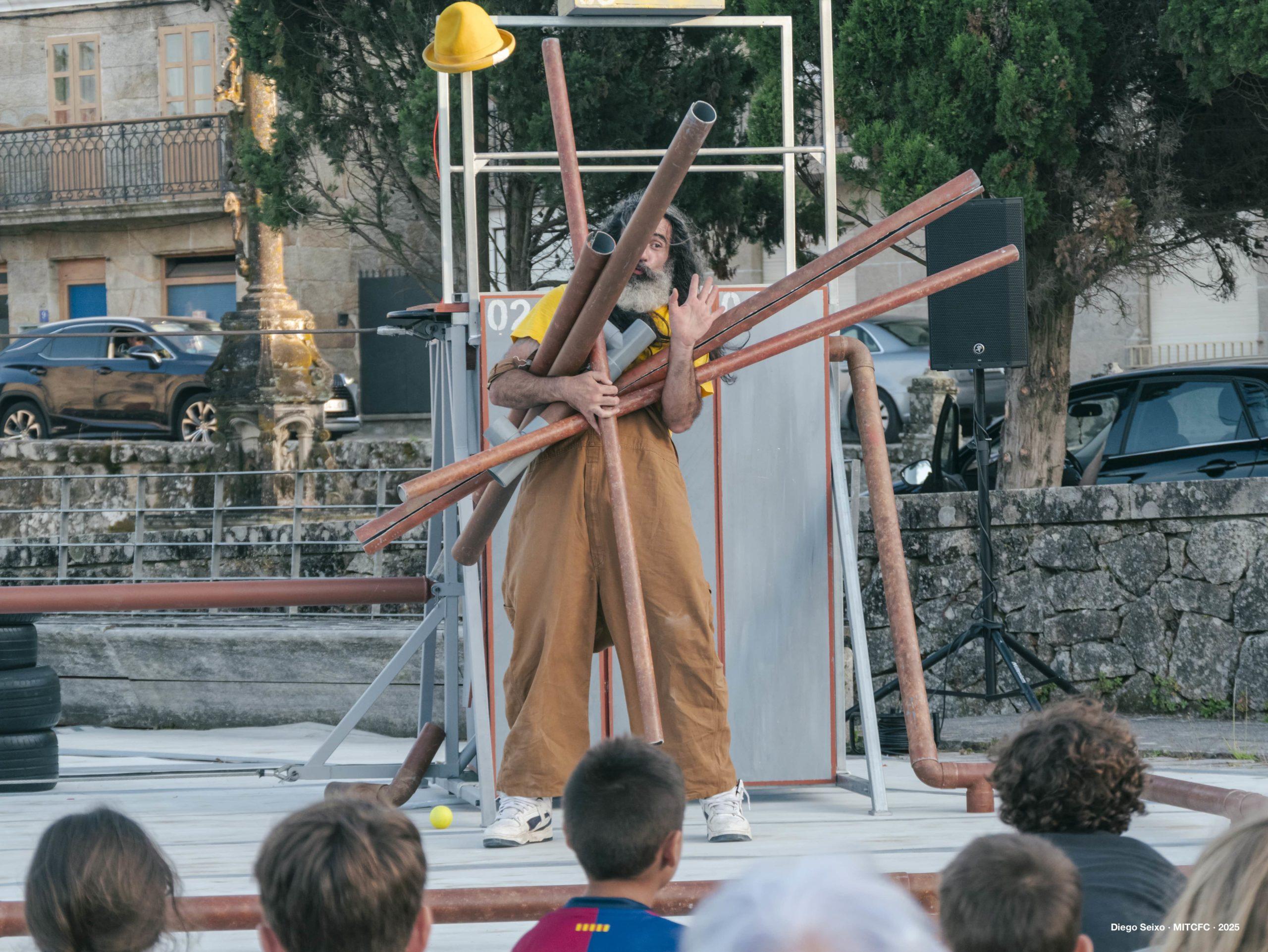 Espectáculo de humor «Enredos» da compañia A Vela Circo