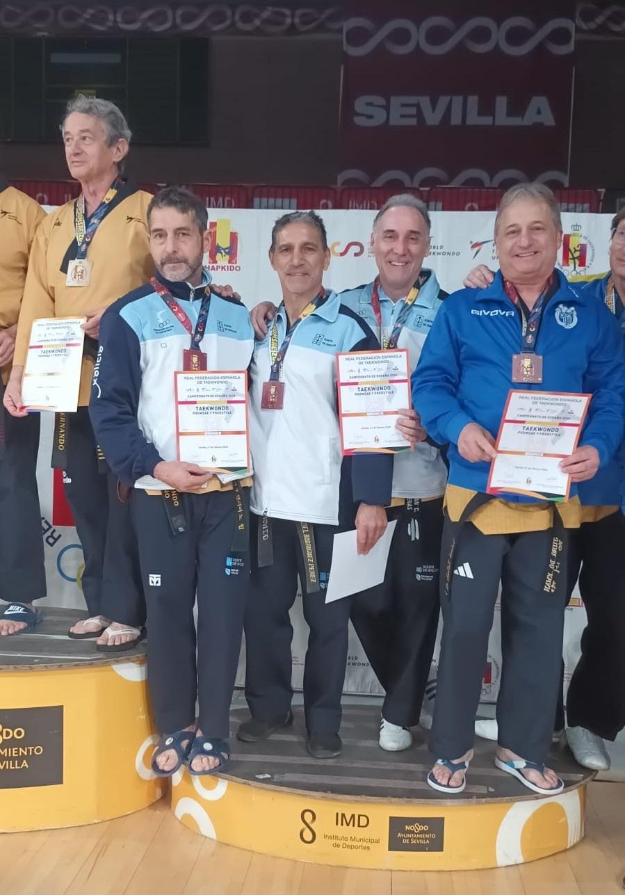 O Alcalde felicita a Fidel Rodríguez polo 3º posto en trío e 5º en individual acadados no Campionato de España de Taekwondo celebrado en Sevilla  Luis Piña trasladou publicamente a súa felicitación a Fidel Rodríguez Pérez, adestrador e coordinador do Ximnasio Municipal, polos excelentes resultados acadados no Campionato de España de Taekwondo, celebrado o pasado 21 de febreiro en Sevilla, onde conseguiu un destacado 3º posto na categoría Master 3 trío formando parte do equipo da Federación Galega de Taekwon