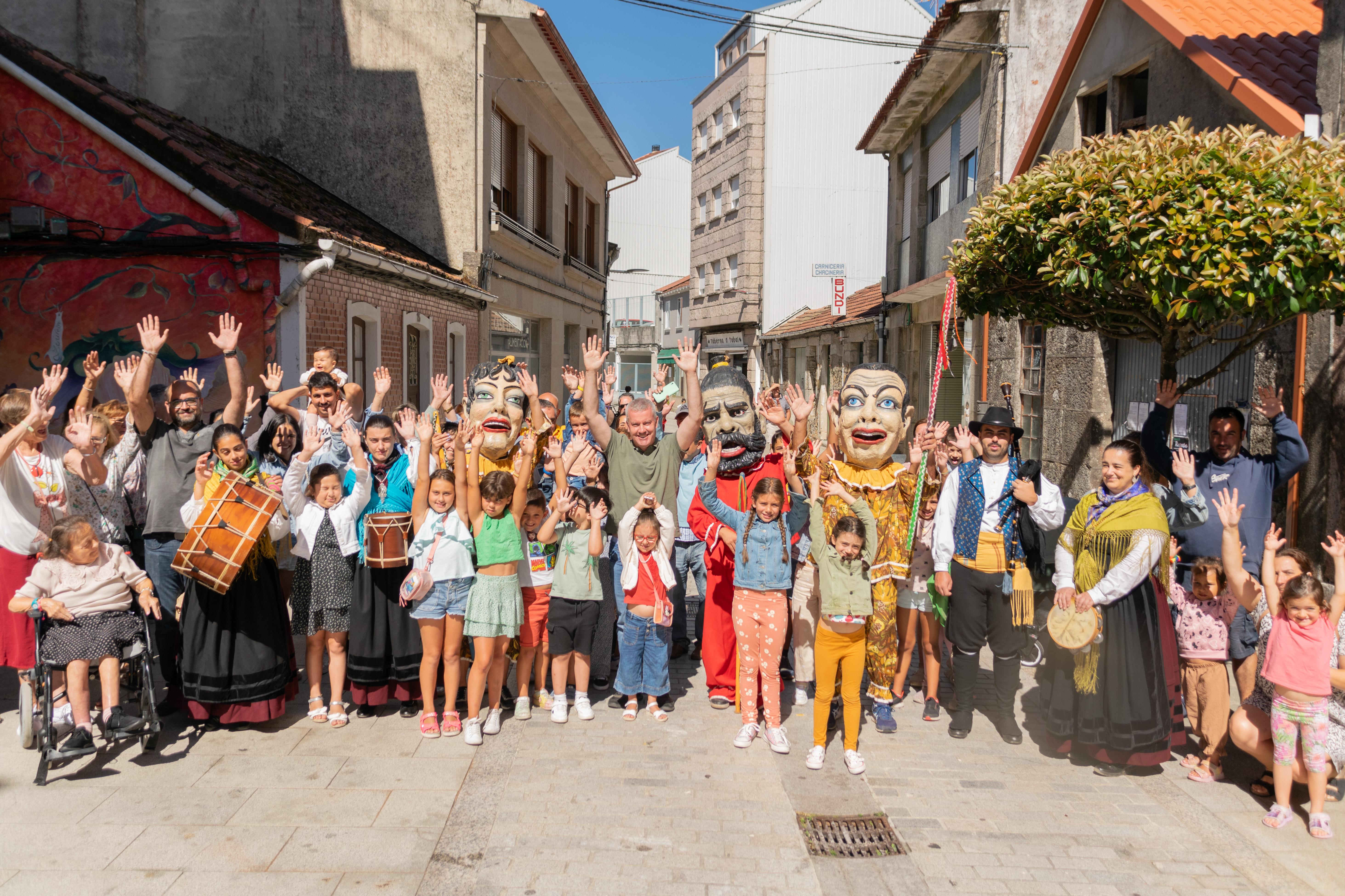 Pasarrúas cos nosos centenarios CABEZUDOS acompañados polo Grupo de SANTA CRISTINA DE VALEIXE