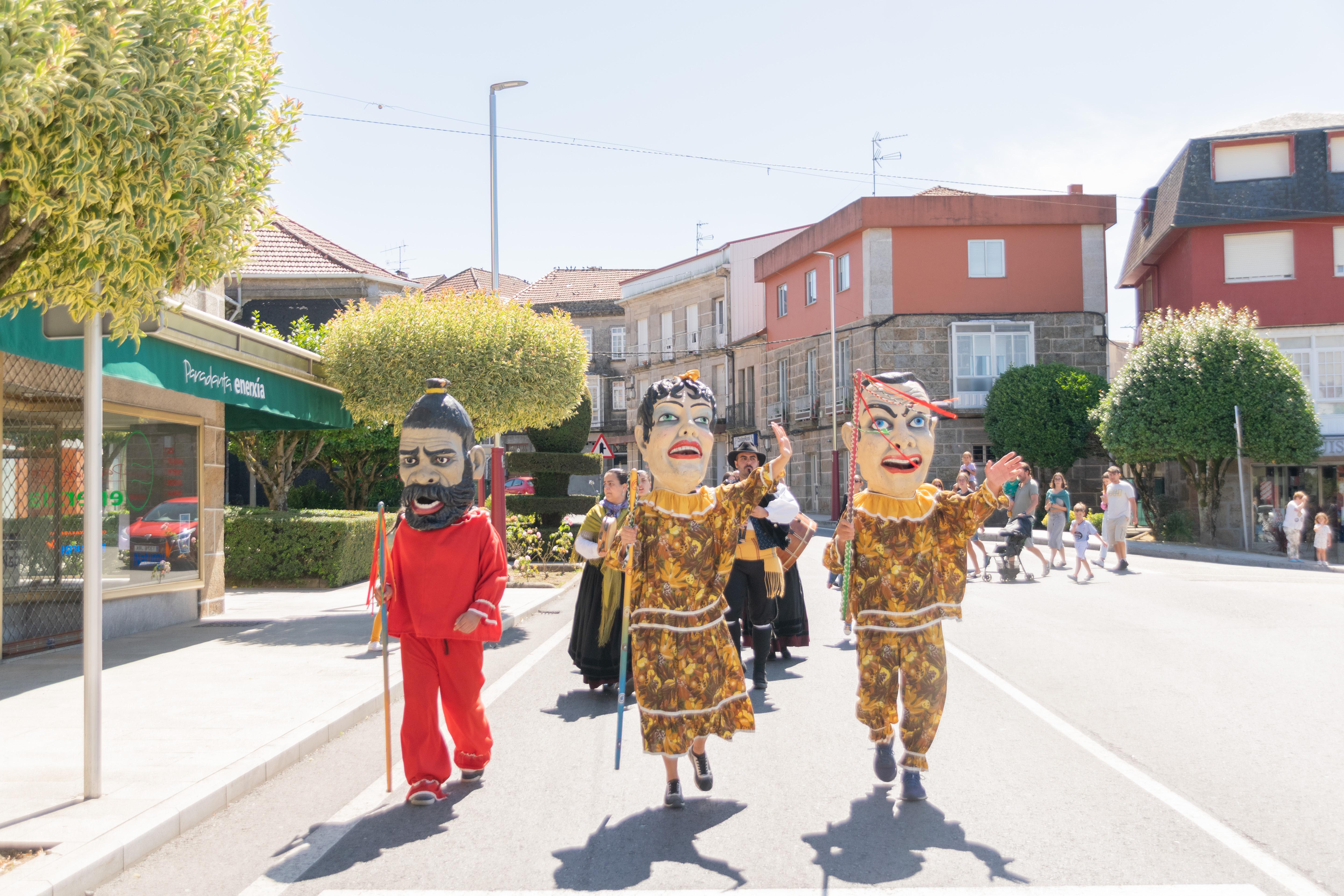 Pasarrúas cos nosos centenarios CABEZUDOS acompañados polo Grupo de SANTA CRISTINA DE VALEIXE