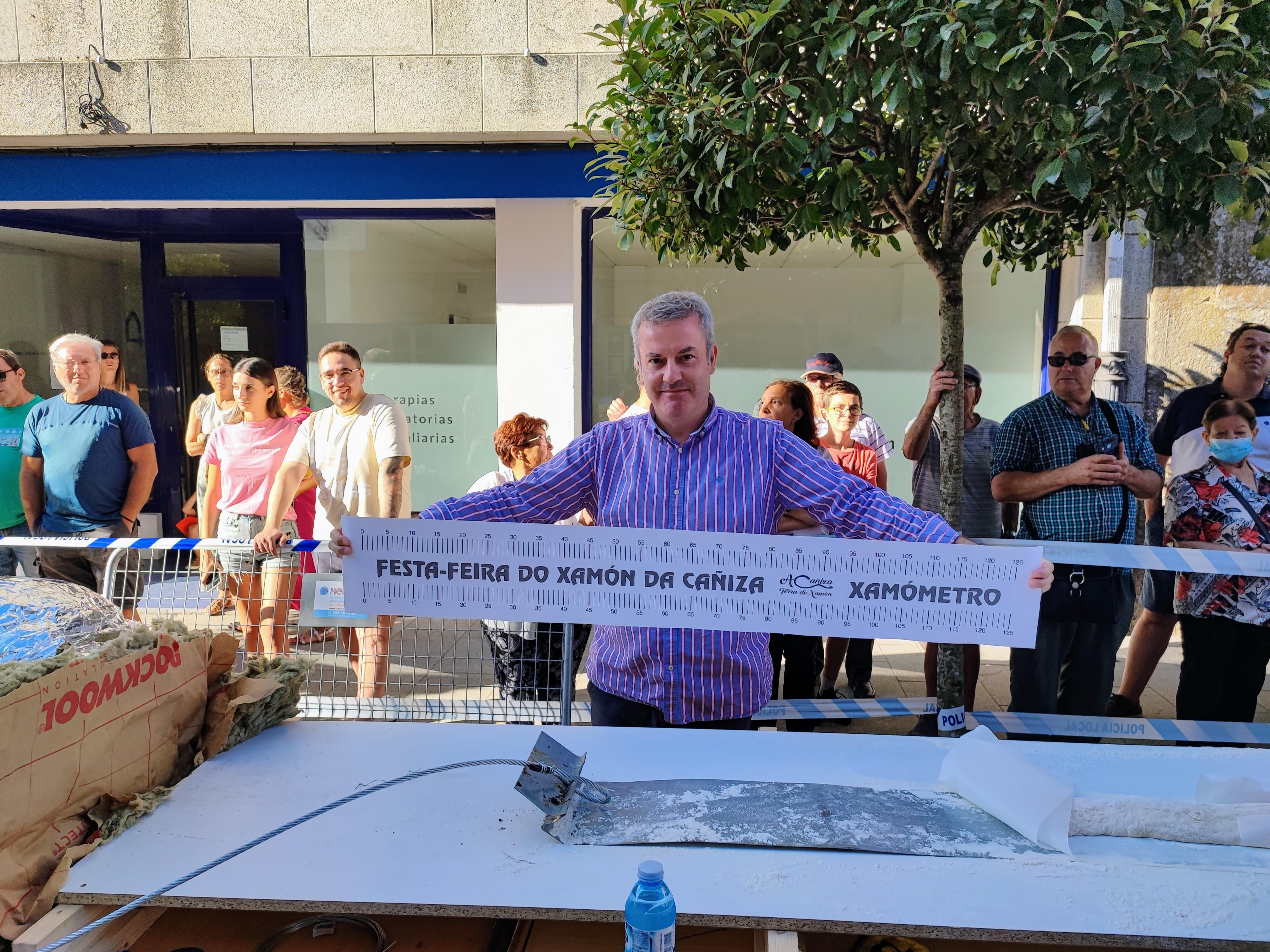 O Alcalde Luis Piña co medidor do bocata