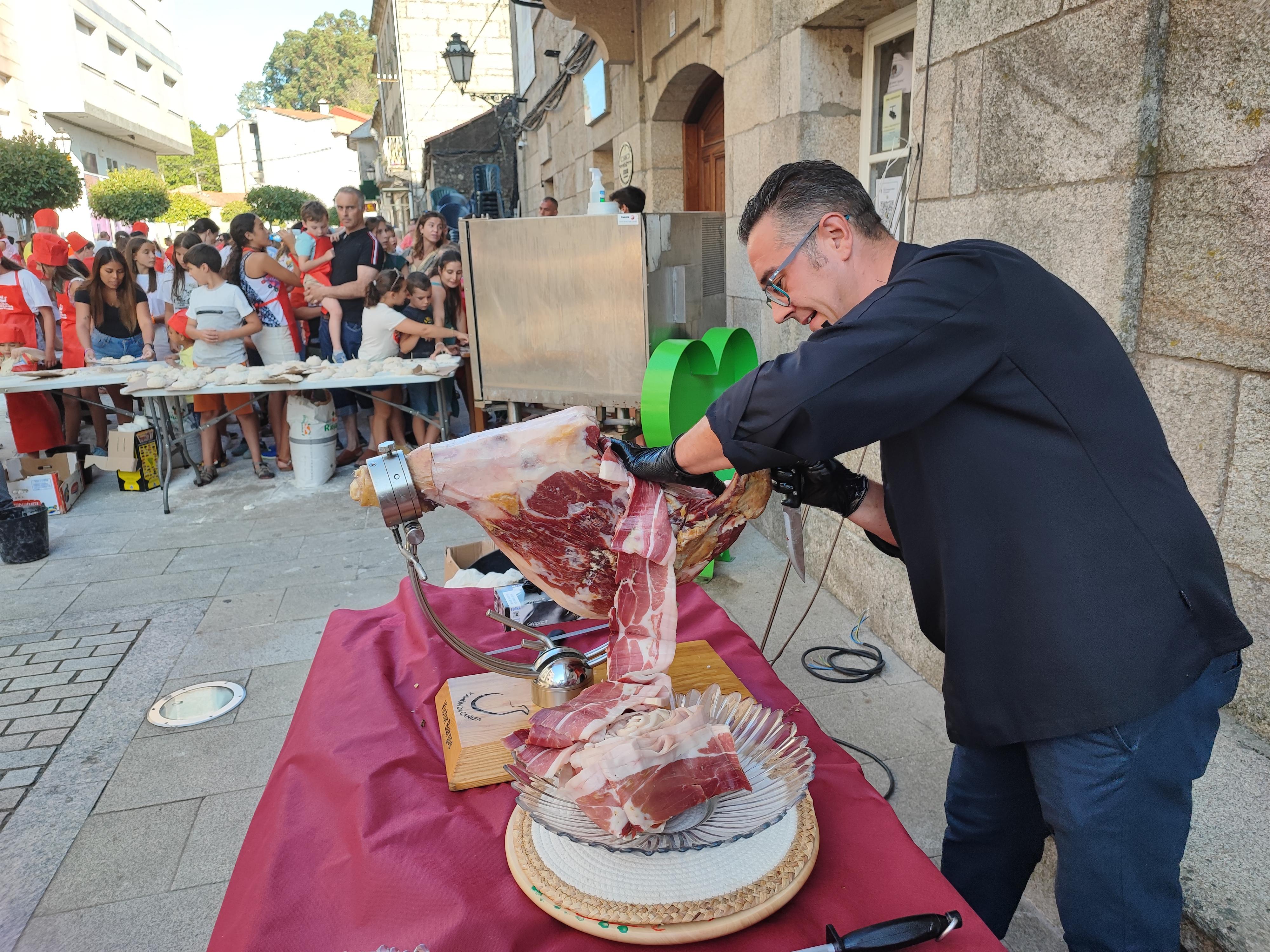 Obradoiro de Pan e bocata xigante de xamon diante da Casa do Concello este 13 de agosto