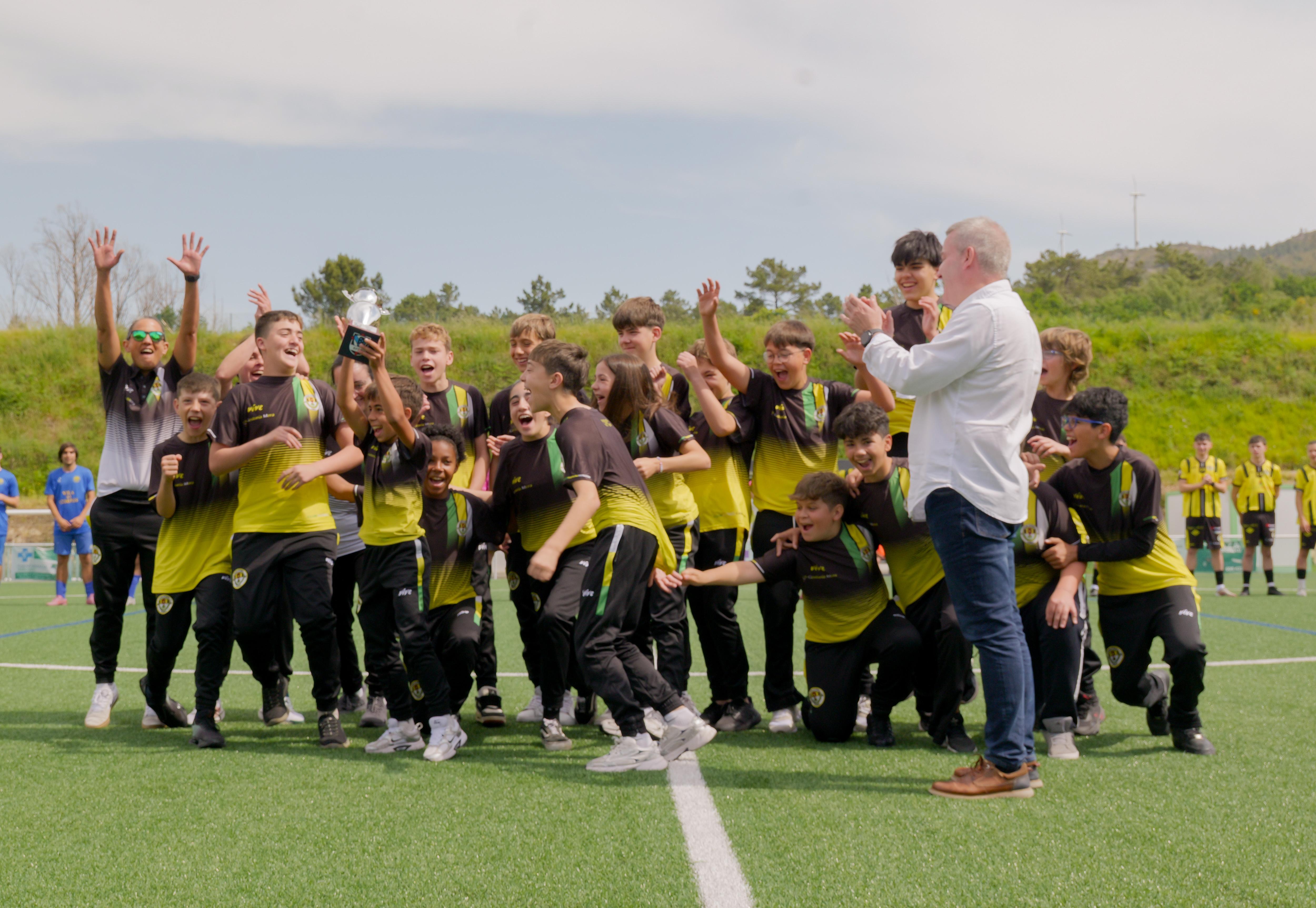  O Concello recoñece o éxito deportivo e o compromiso da canteira do C.F. Caniza