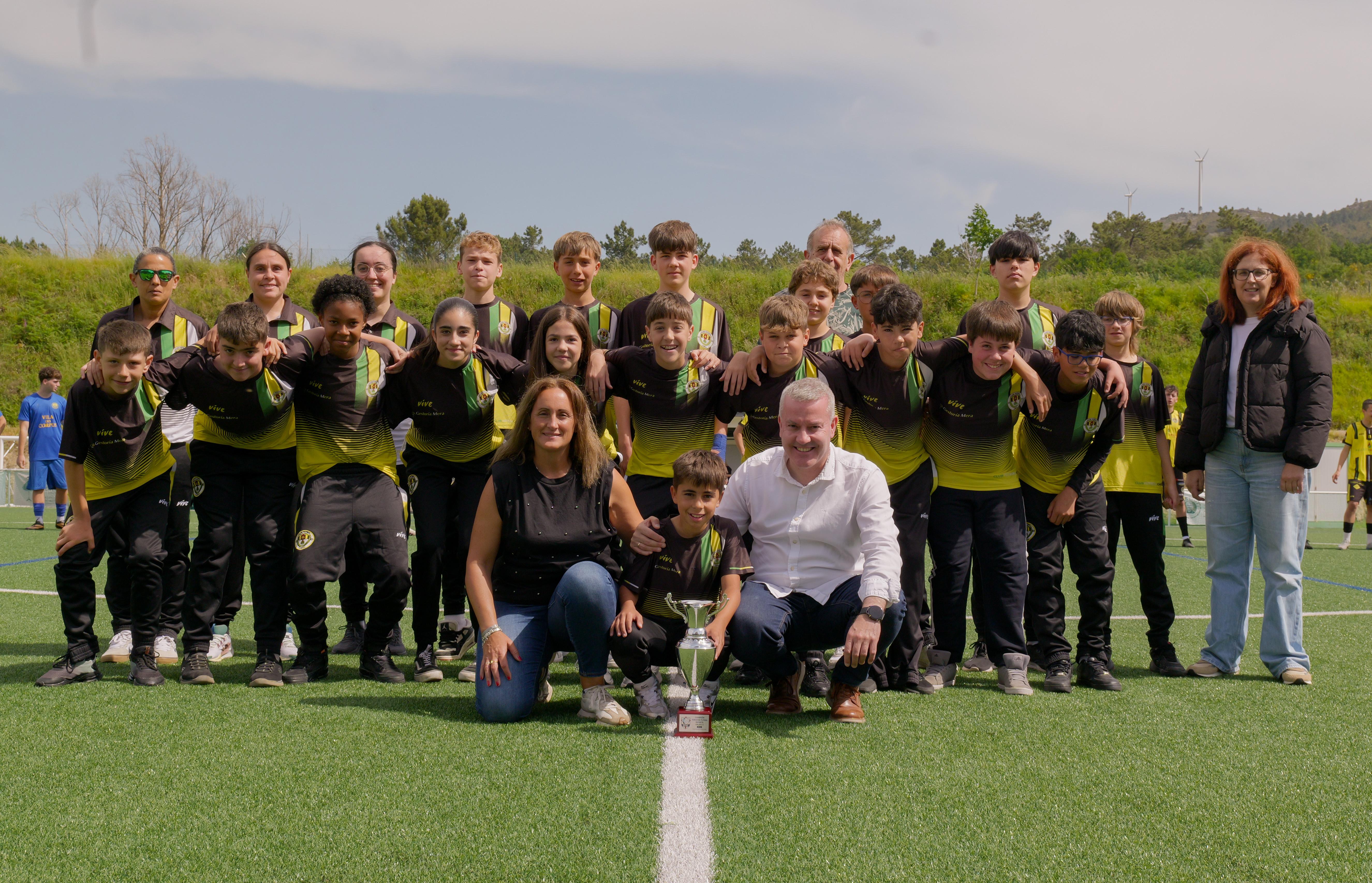  O Concello recoñece o éxito deportivo e o compromiso da canteira do C.F. Caniza
